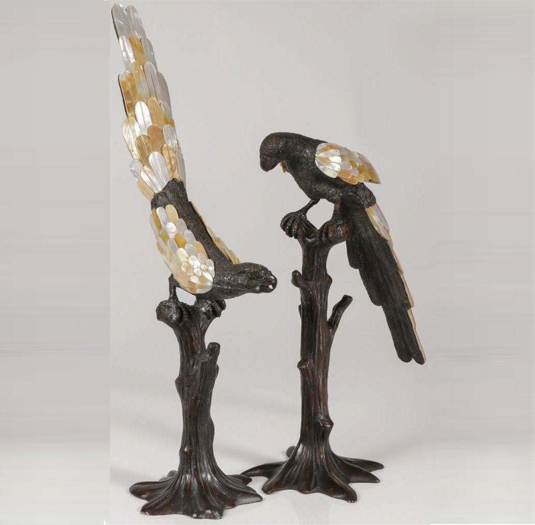 Splendida coppia di rari uccelli pappagallo in bronzo e madreperla a grandezza naturale In condizioni buone in vendita a New York, NY