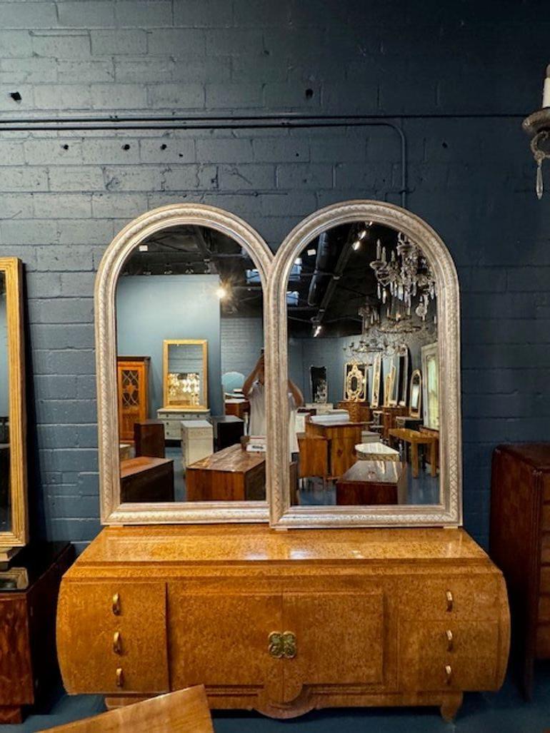 Eleva il tuo spazio con il fascino lussuoso degli specchi Louis Philippe Silver con motivo a X, un'aggiunta distinta a qualsiasi stanza. La coppia è caratterizzata da un elegante design ad arco, realizzato con cura per completare il tuo arredamento.
