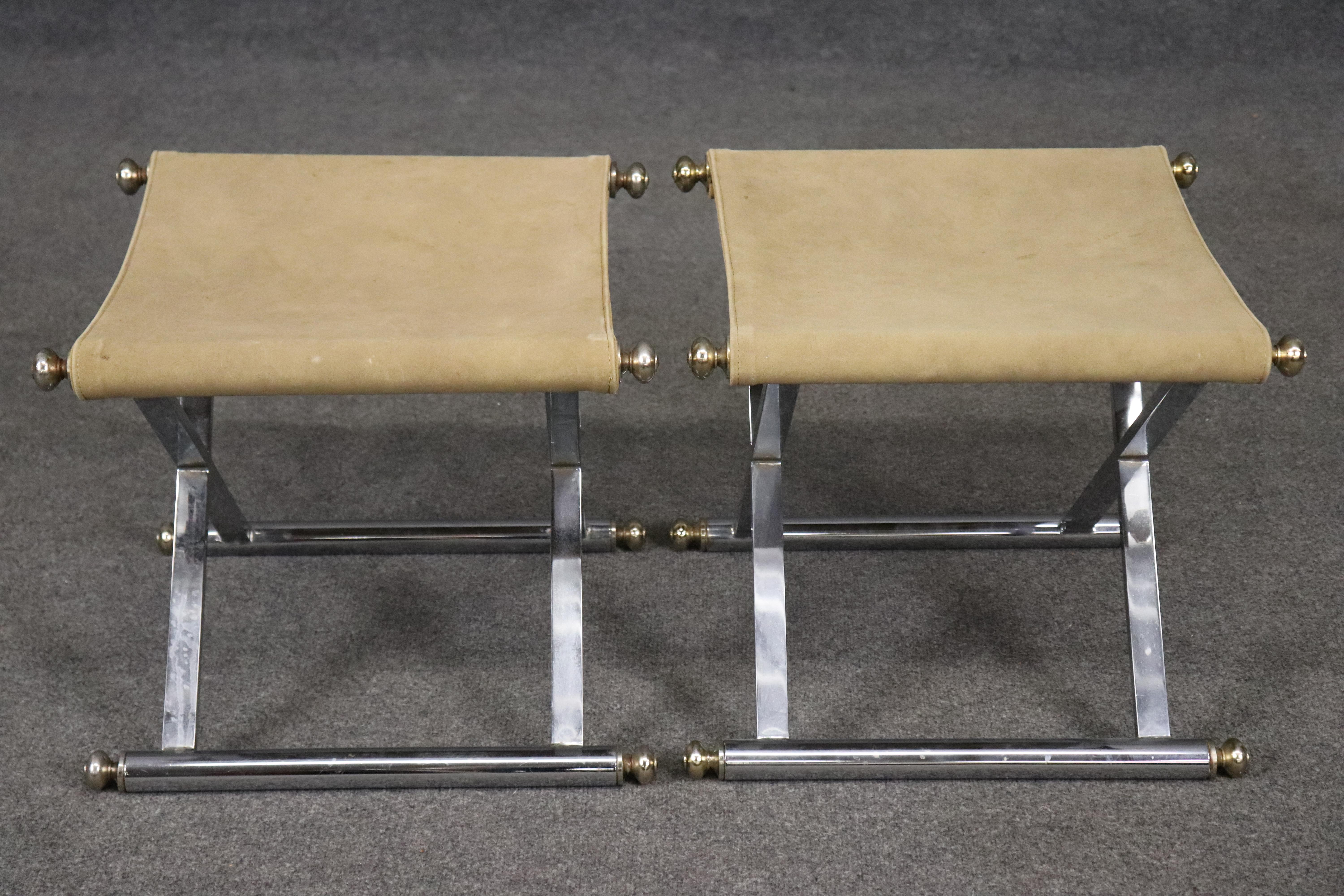Mid-Century Modern Magnifique paire de tabourets de style Jansen tapissés d'acier et de cuir en forme de X en vente