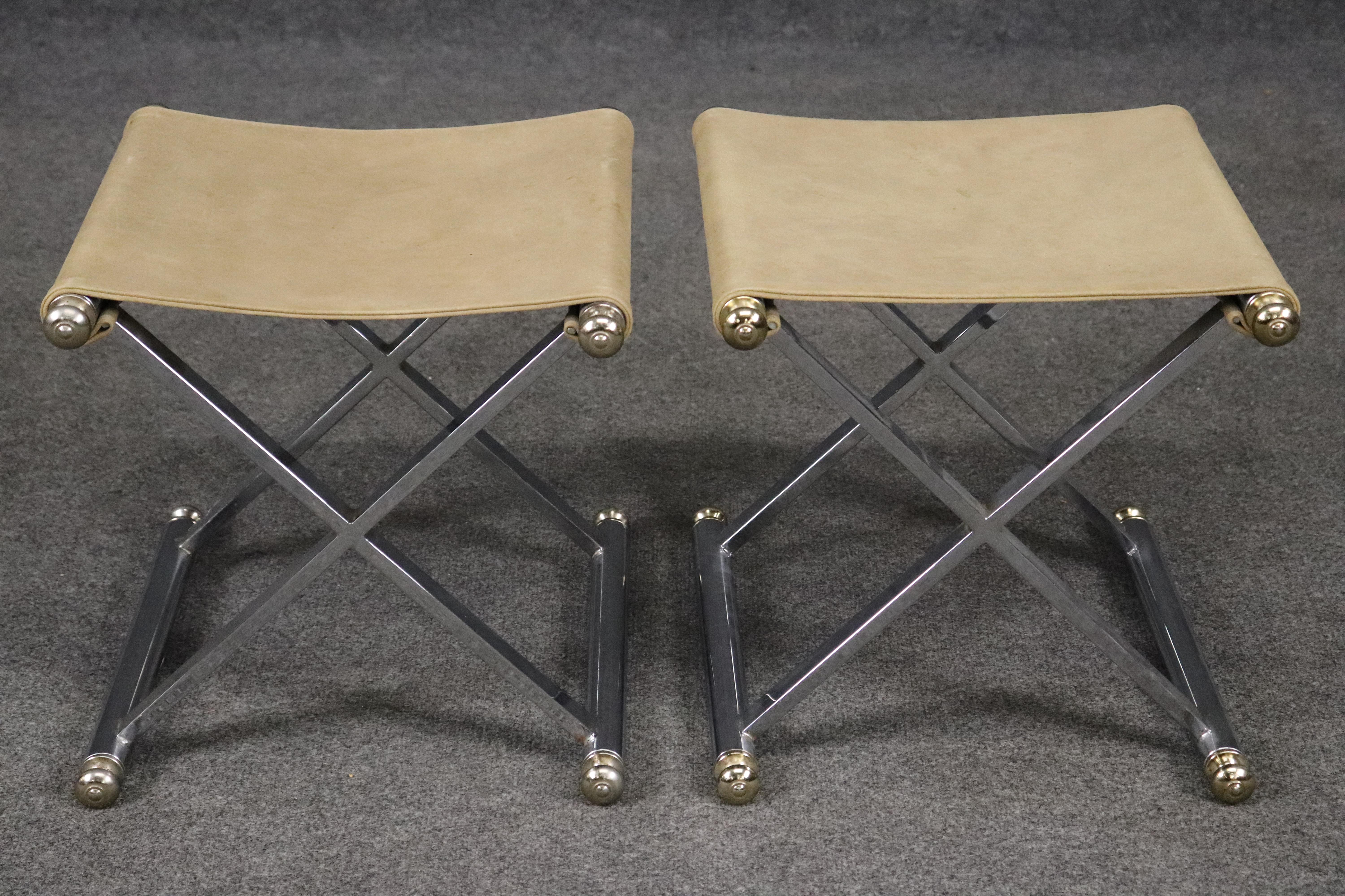 Fin du 20e siècle Magnifique paire de tabourets de style Jansen tapissés d'acier et de cuir en forme de X en vente