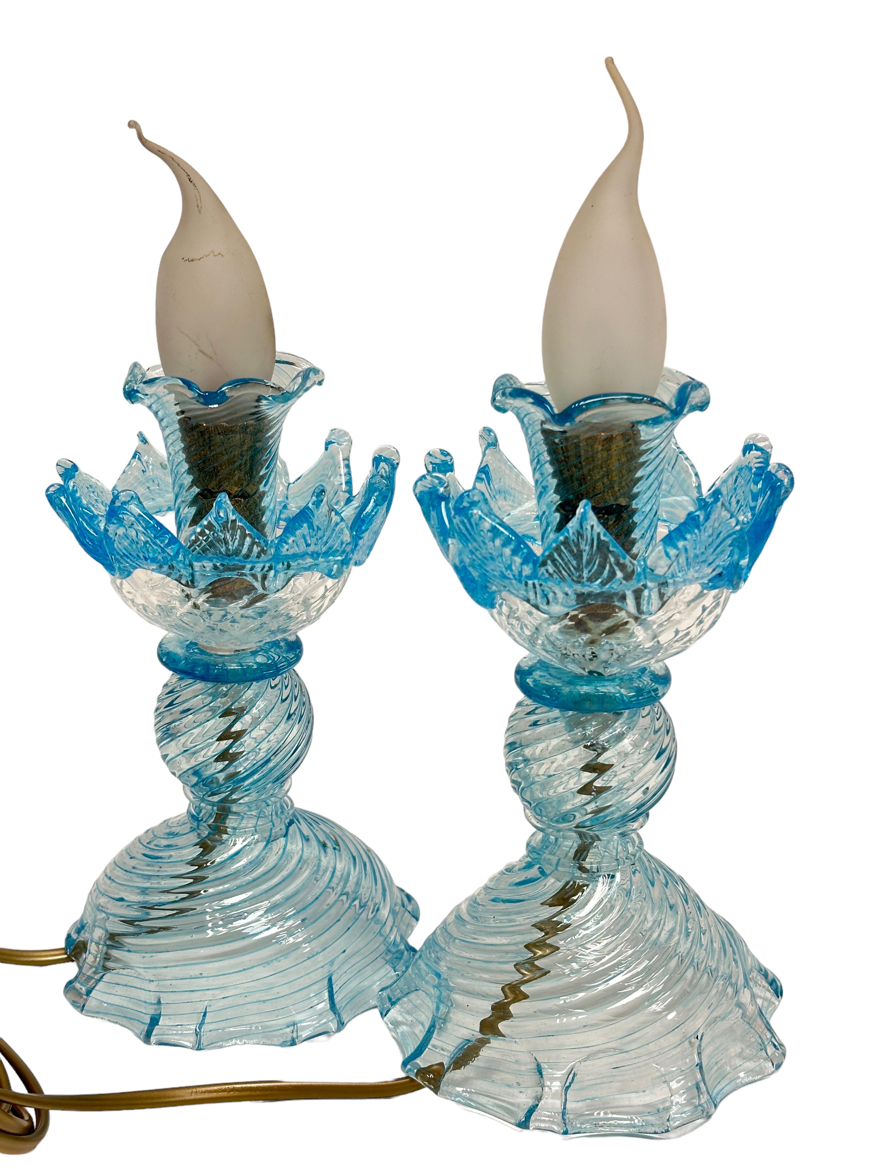 Magnifique paire de lampes de bureau de style victorien en verre de Murano bleu clair et clair en vente 3