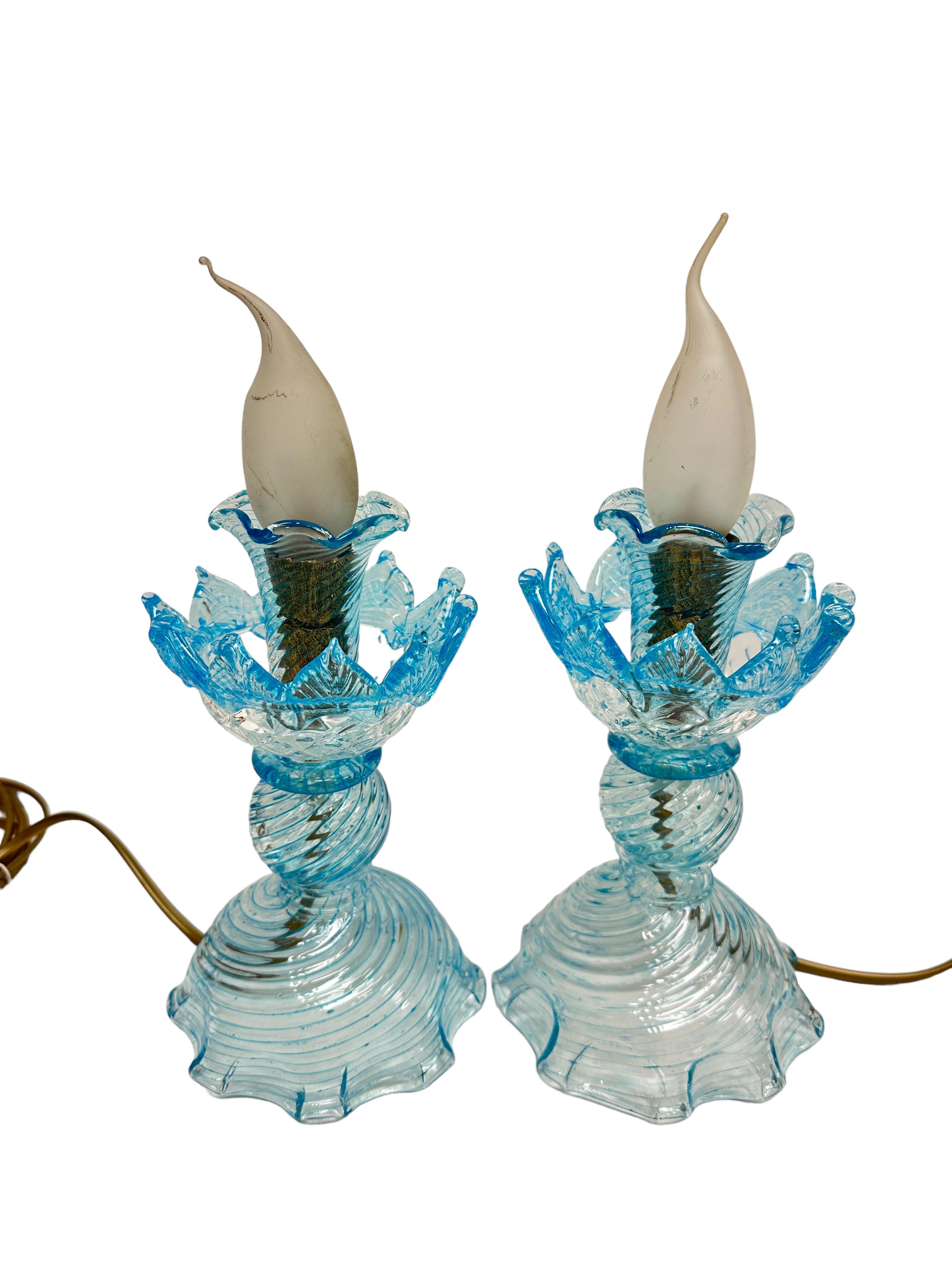 Italiano Splendida coppia di lampade da tavolo in vetro di Murano trasparente e azzurro in stile vittoriano in vendita