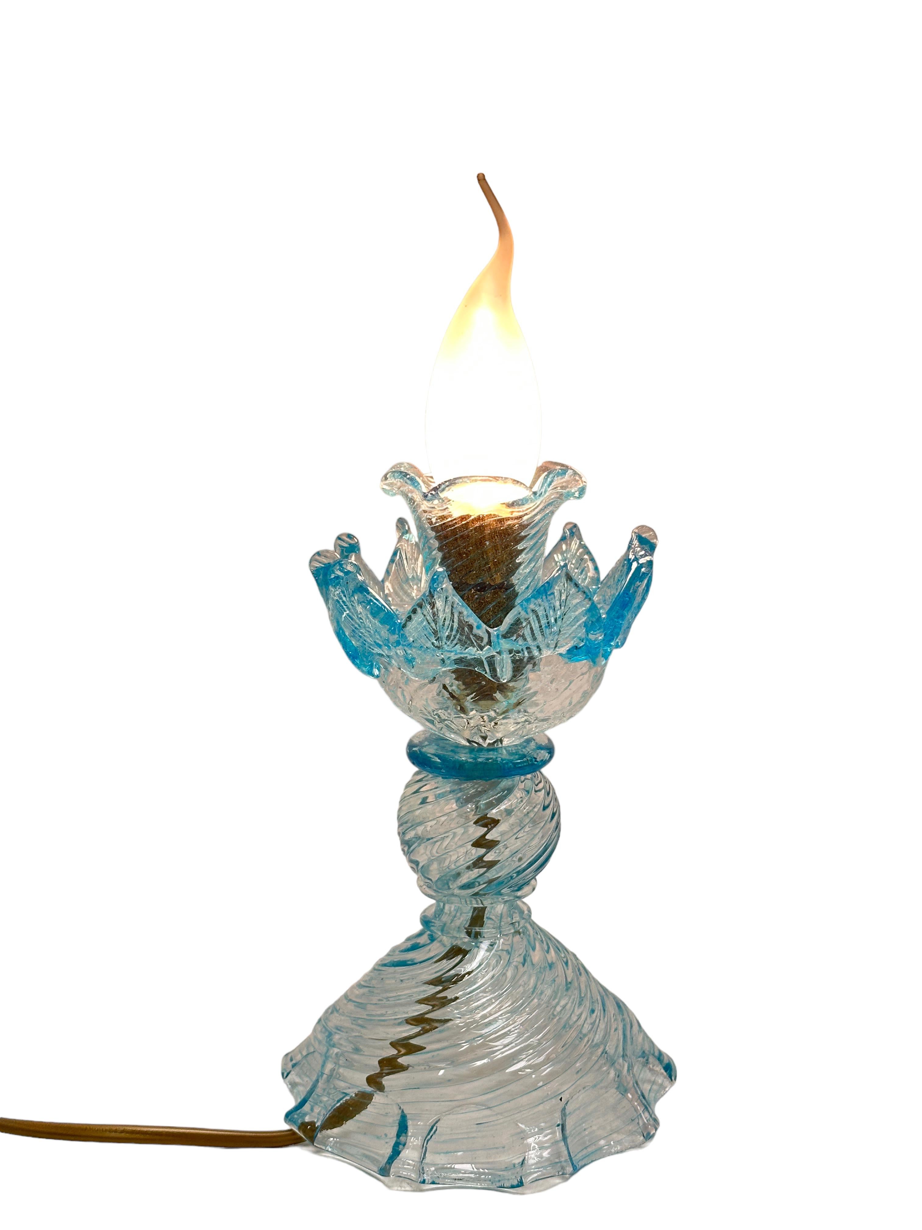 Metallo Splendida coppia di lampade da tavolo in vetro di Murano trasparente e azzurro in stile vittoriano in vendita