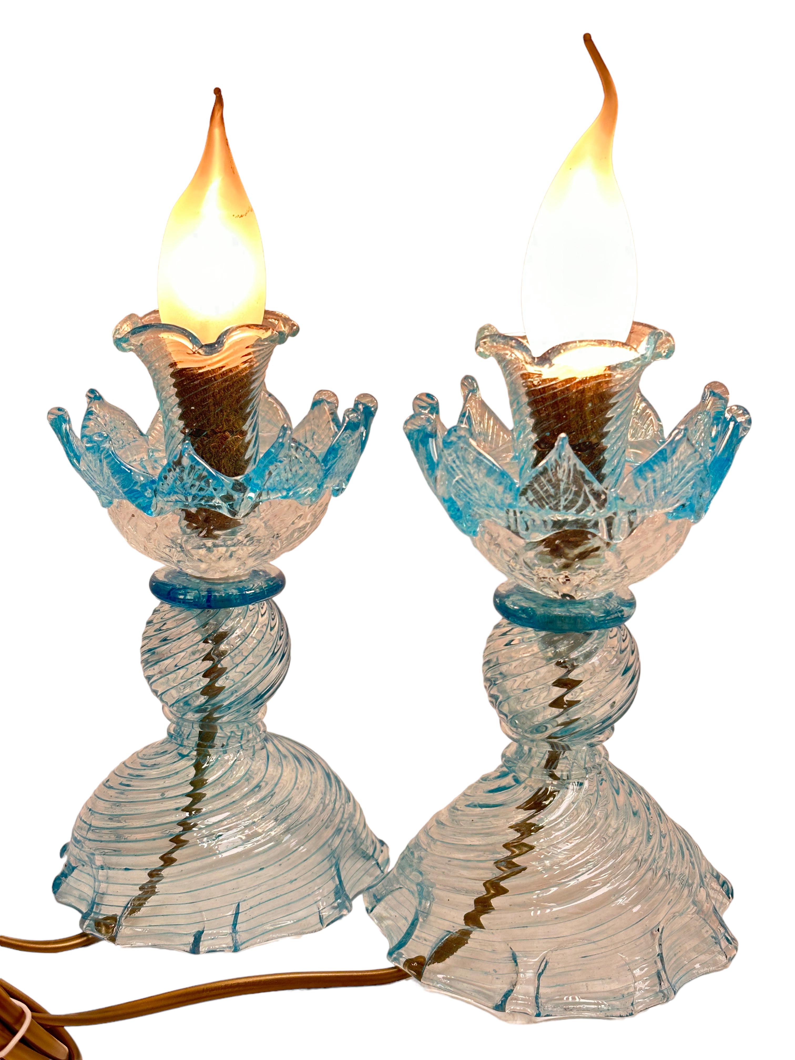 Magnifique paire de lampes de bureau de style victorien en verre de Murano bleu clair et clair en vente 1