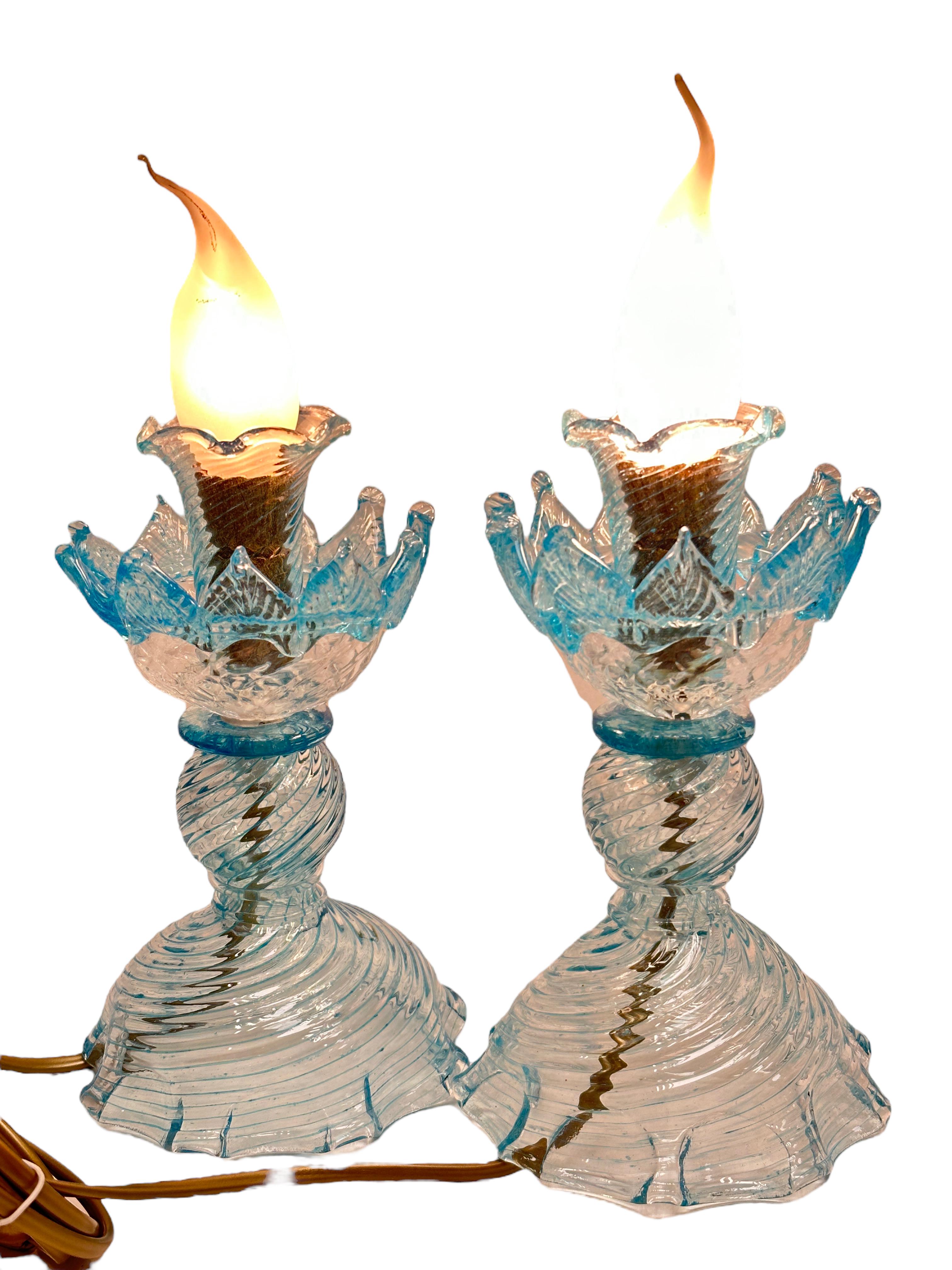 Magnifique paire de lampes de bureau de style victorien en verre de Murano bleu clair et clair en vente 2