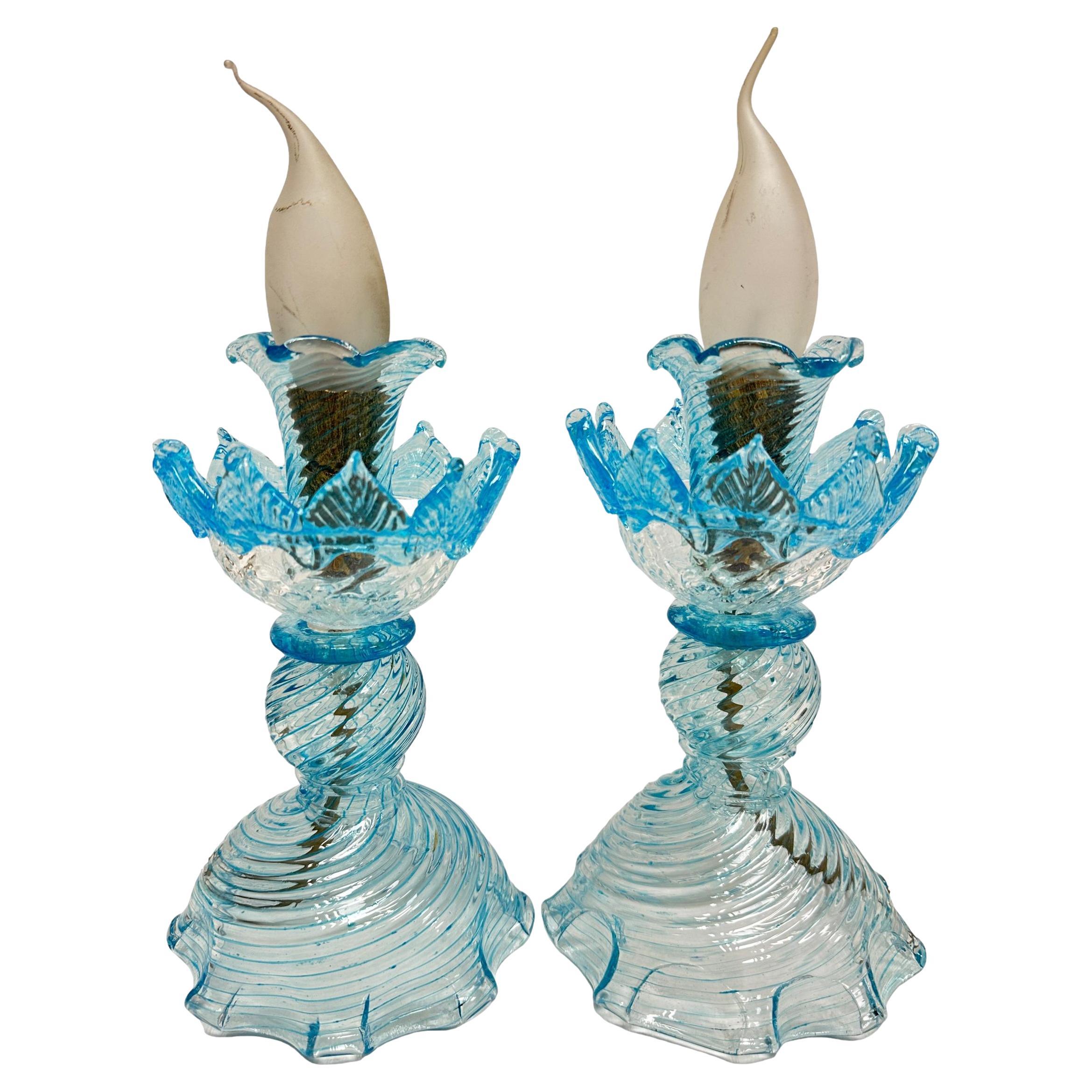 Magnifique paire de lampes de bureau de style victorien en verre de Murano bleu clair et clair