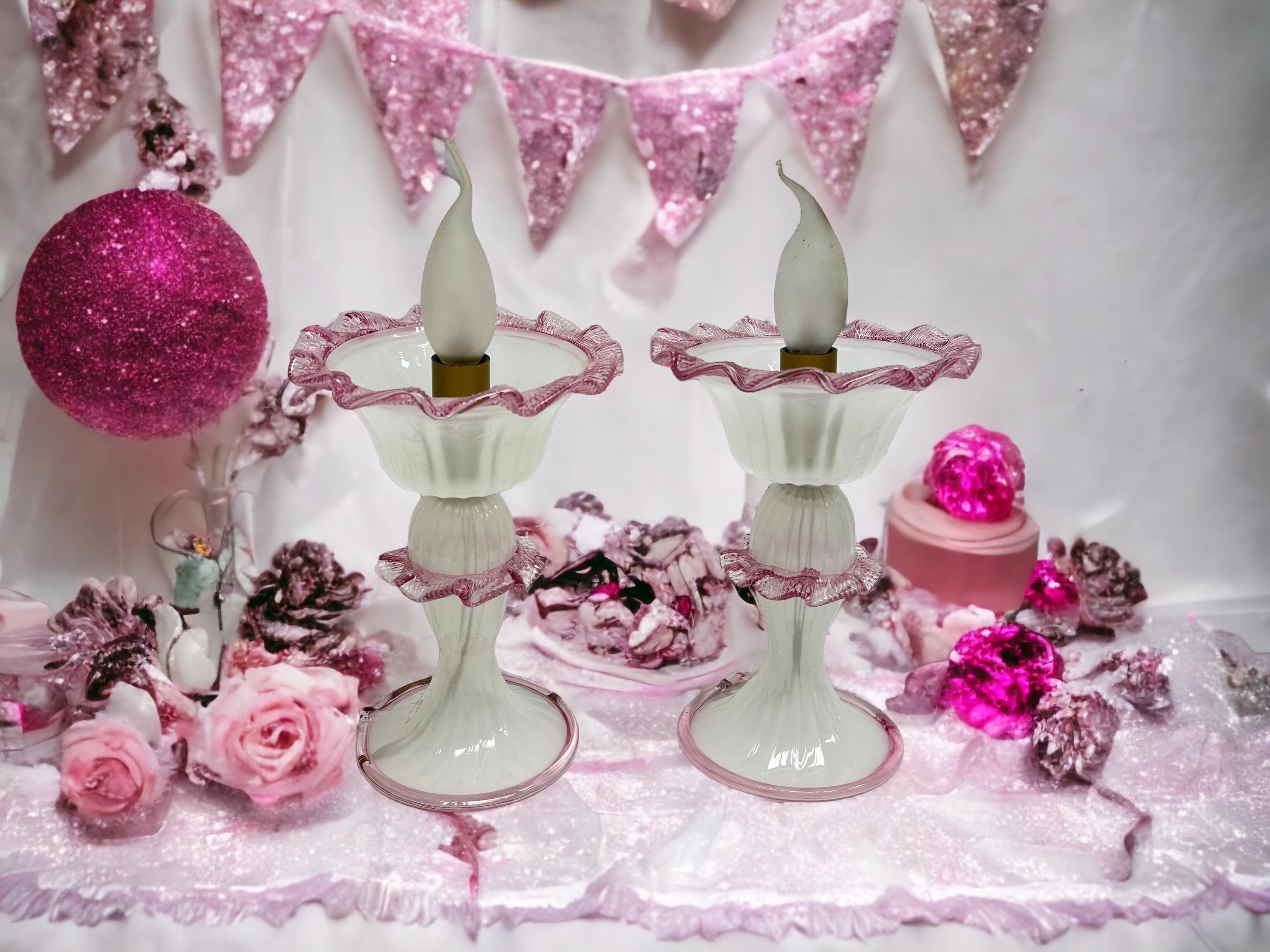 Wunderschönes Paar zierlicher Tischlampen oder Nachttischlampen. Hergestellt aus irisiertem Murano-Glas mit rosafarbenen Rändern, hergestellt von einer Murano-Glasfirma in Venedig, Italien. Jede Leuchte benötigt eine europäische E14 / 110 Volt