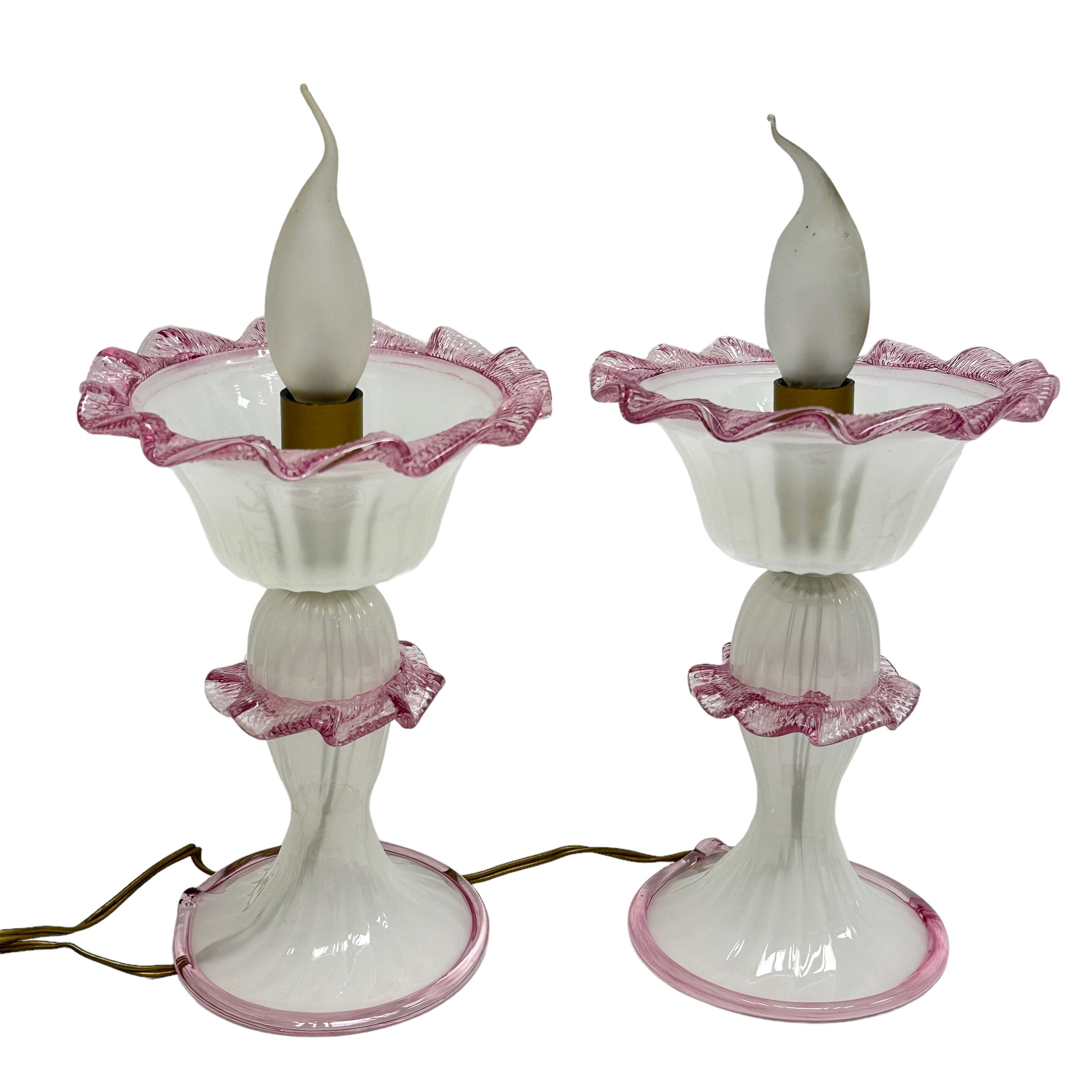Wunderschönes Paar schillernder und rosafarbener Muranoglas-Tischlampen im viktorianischen Stil (Viktorianisch) im Angebot