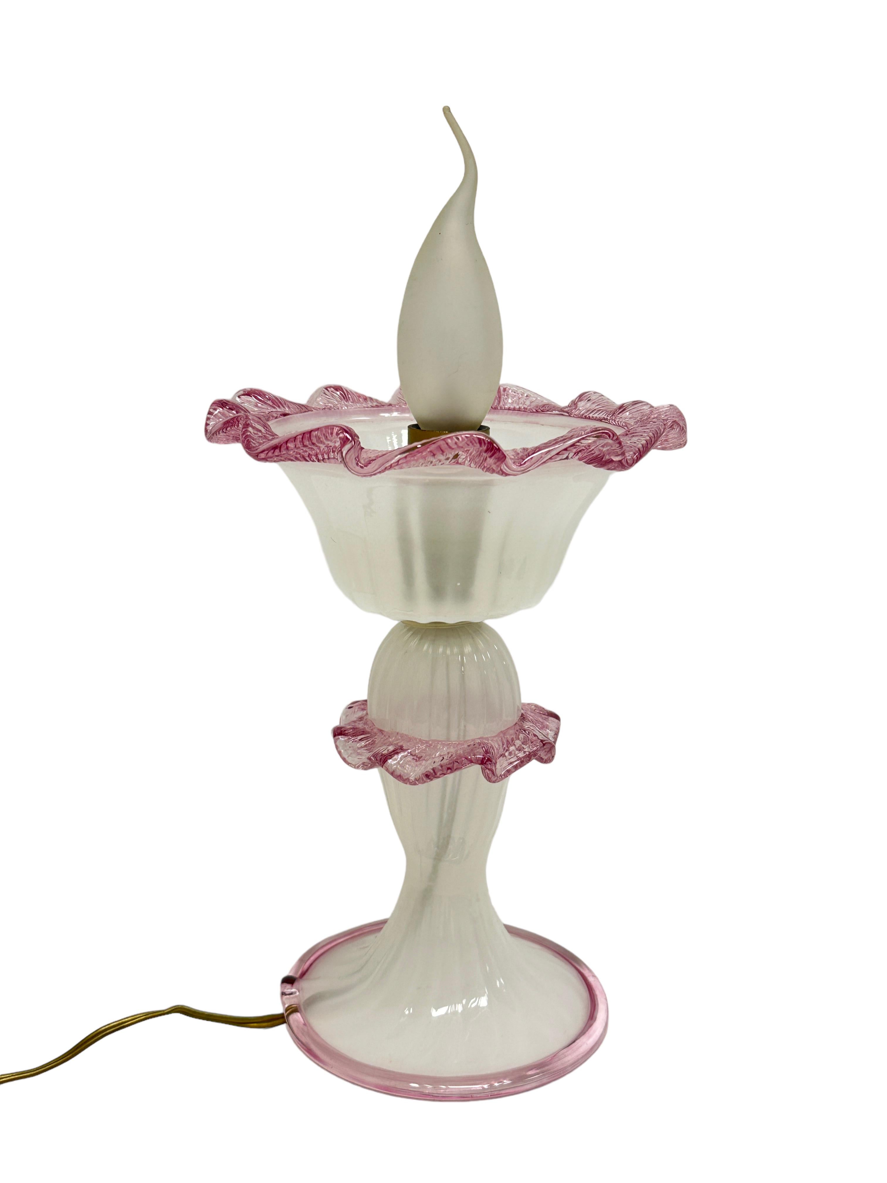 Wunderschönes Paar schillernder und rosafarbener Muranoglas-Tischlampen im viktorianischen Stil (Italienisch) im Angebot