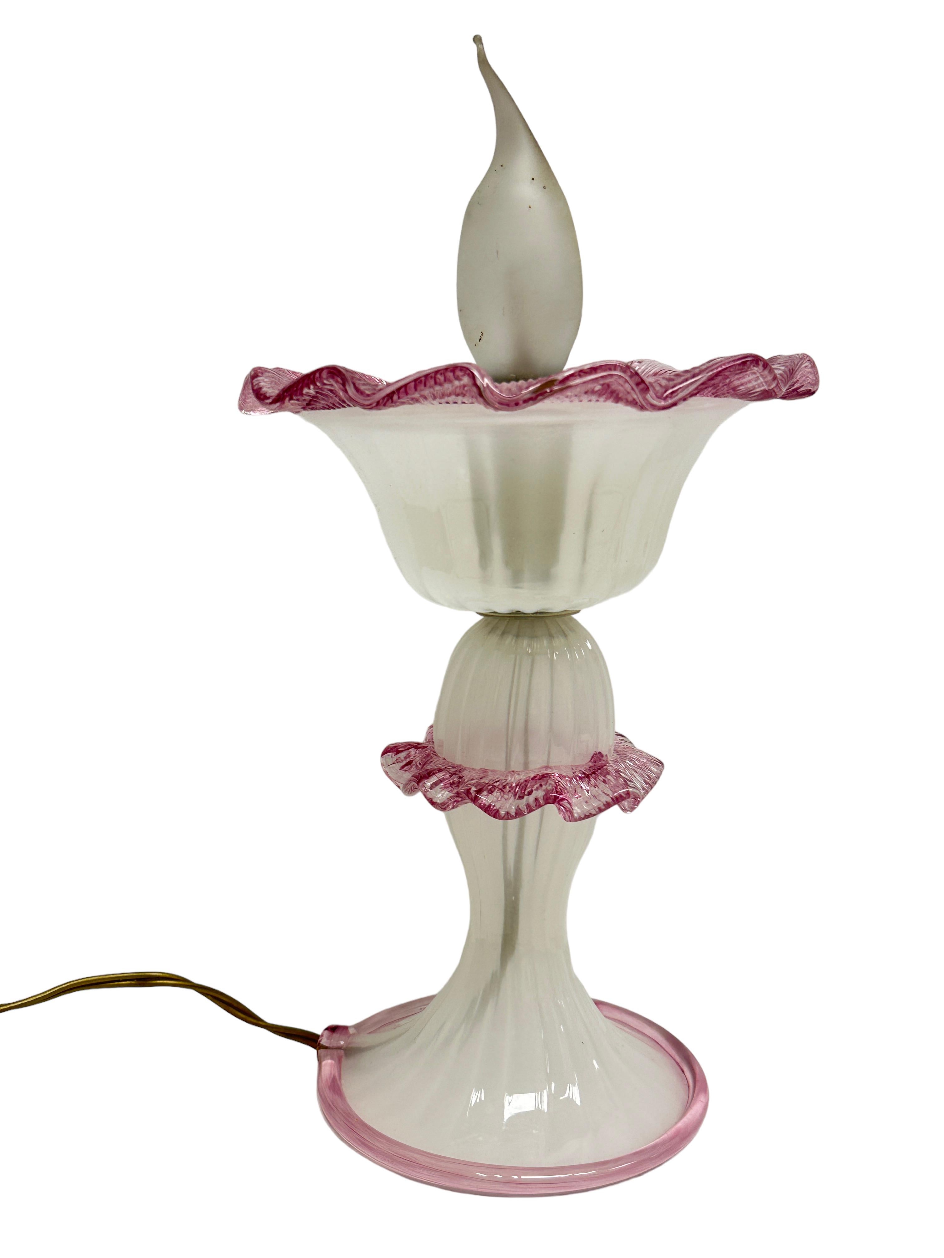 Wunderschönes Paar schillernder und rosafarbener Muranoglas-Tischlampen im viktorianischen Stil (Mitte des 20. Jahrhunderts) im Angebot