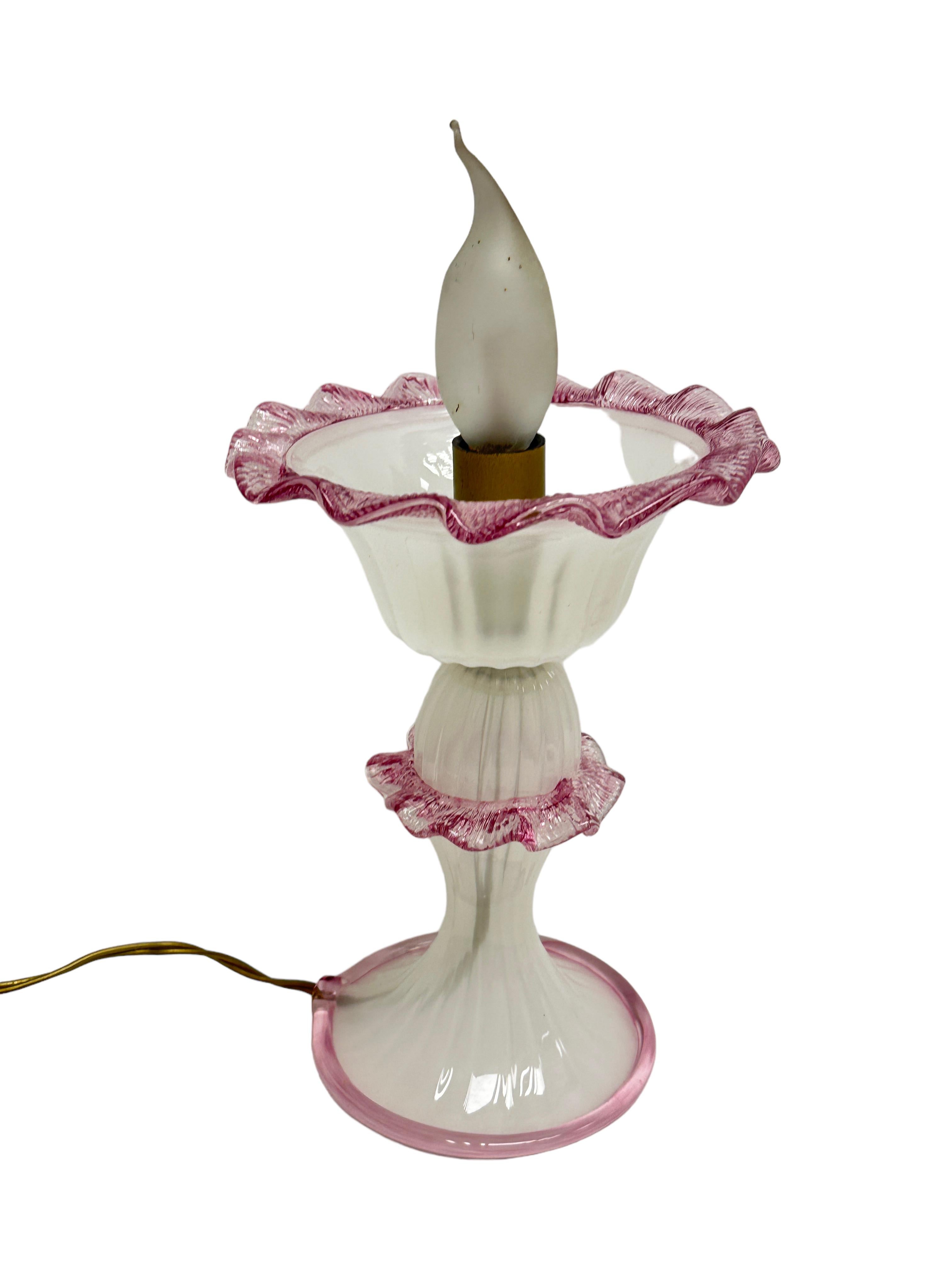Wunderschönes Paar schillernder und rosafarbener Muranoglas-Tischlampen im viktorianischen Stil (Metall) im Angebot