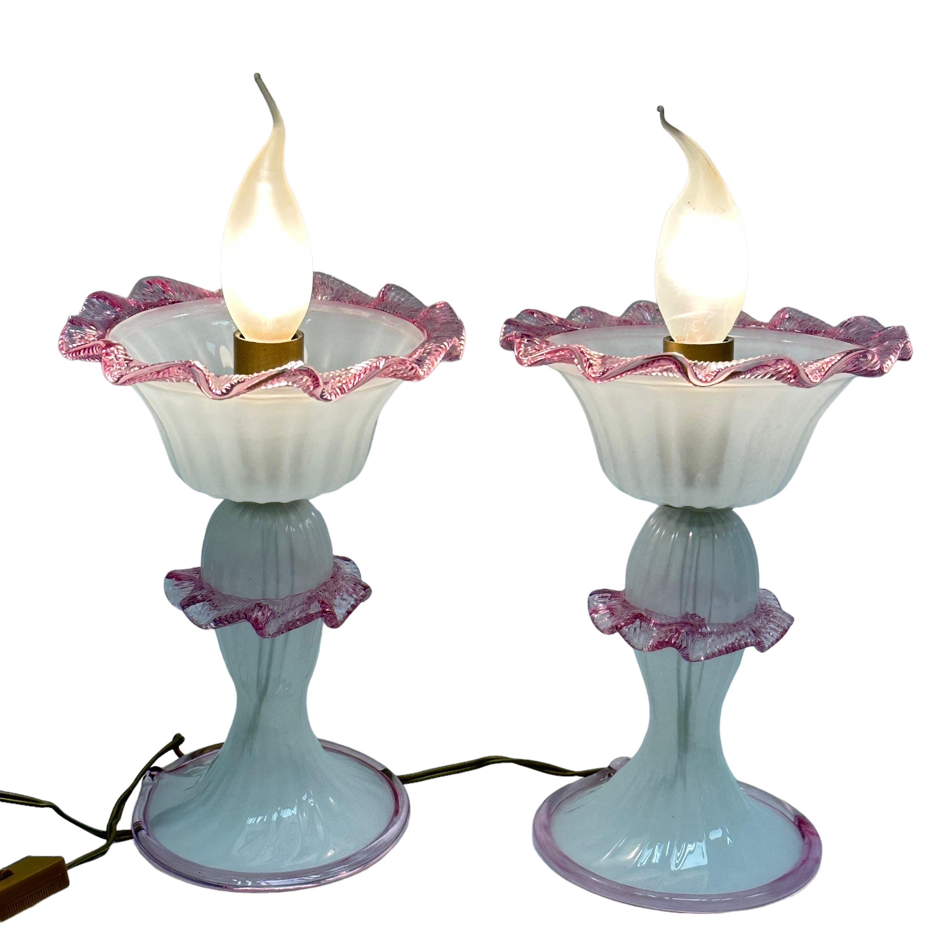 Magnifique paire de lampes de bureau de style victorien en verre de Murano irisé et rose en vente 1