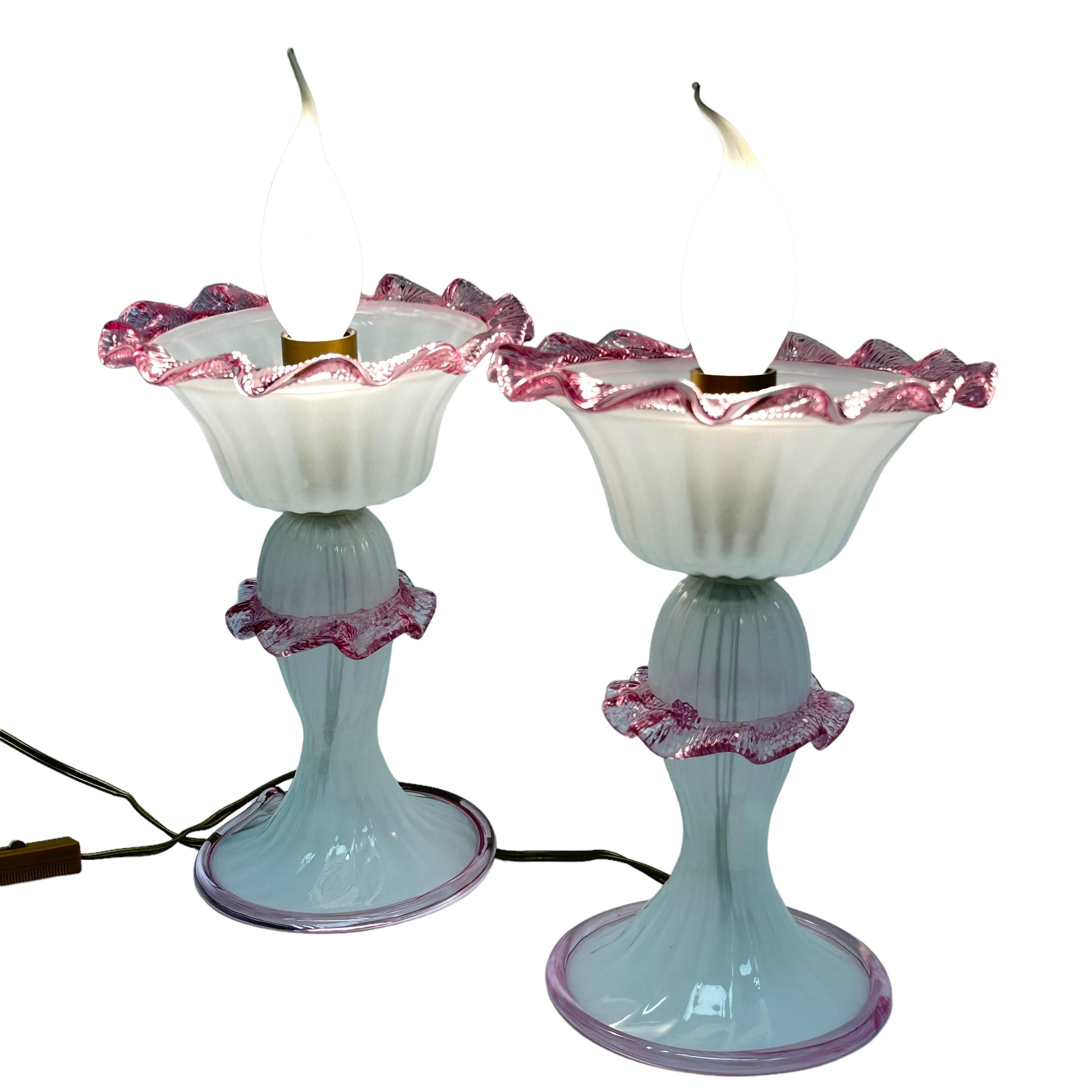 Magnifique paire de lampes de bureau de style victorien en verre de Murano irisé et rose en vente 2