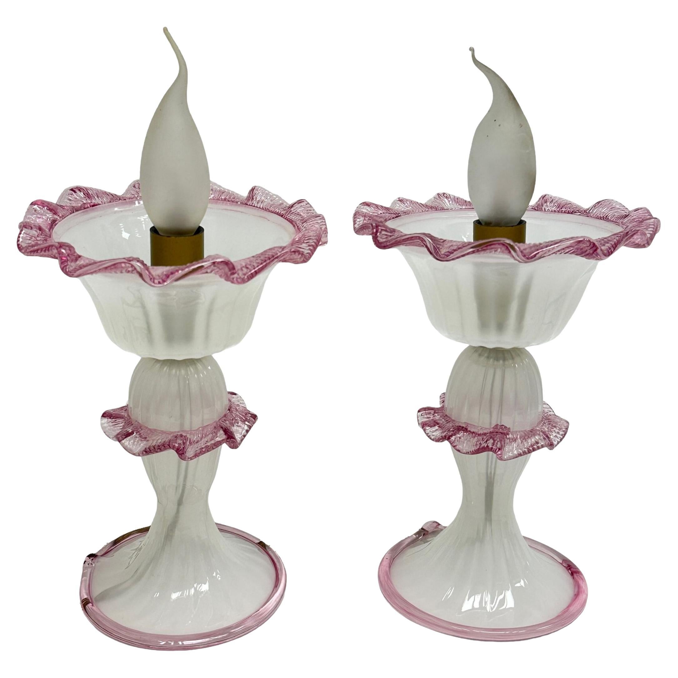 Magnifique paire de lampes de bureau de style victorien en verre de Murano irisé et rose