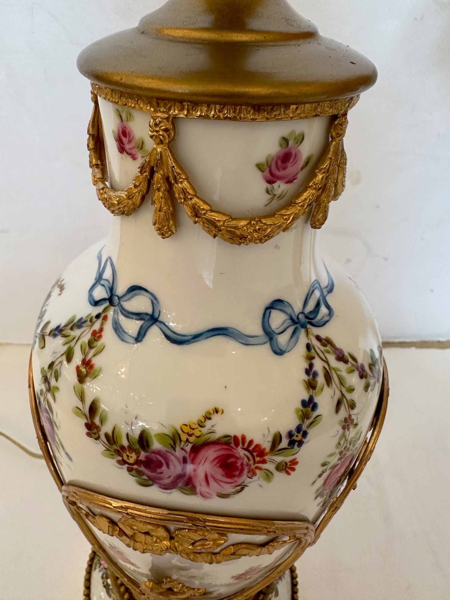 Wunderschönes Paar Vintage-Tischlampen aus Porzellan, bemalt, mit Messingüberzugen (amerikanisch) im Angebot