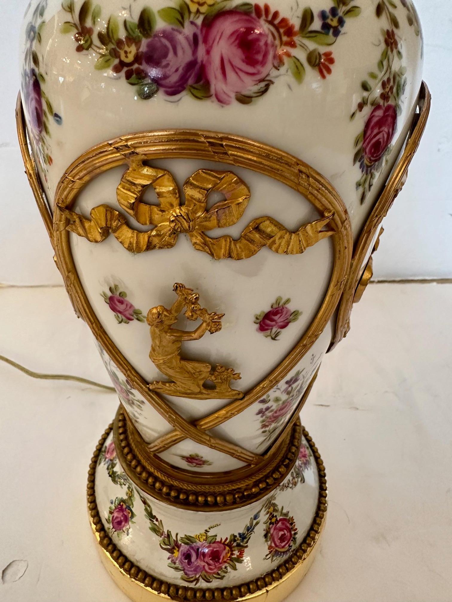 Wunderschönes Paar Vintage-Tischlampen aus Porzellan, bemalt, mit Messingüberzugen (Mitte des 20. Jahrhunderts) im Angebot