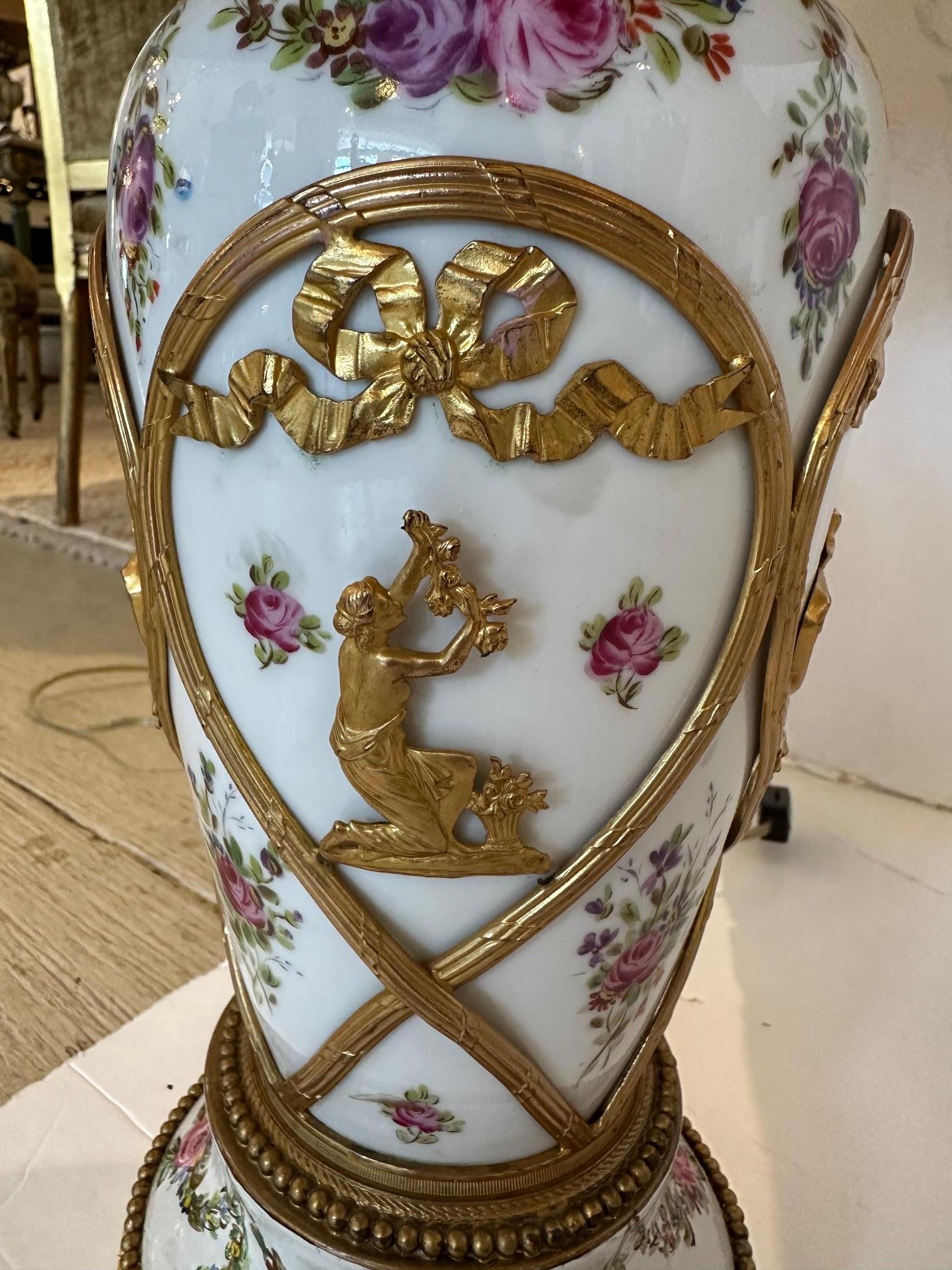 Wunderschönes Paar Vintage-Tischlampen aus Porzellan, bemalt, mit Messingüberzugen im Angebot 1