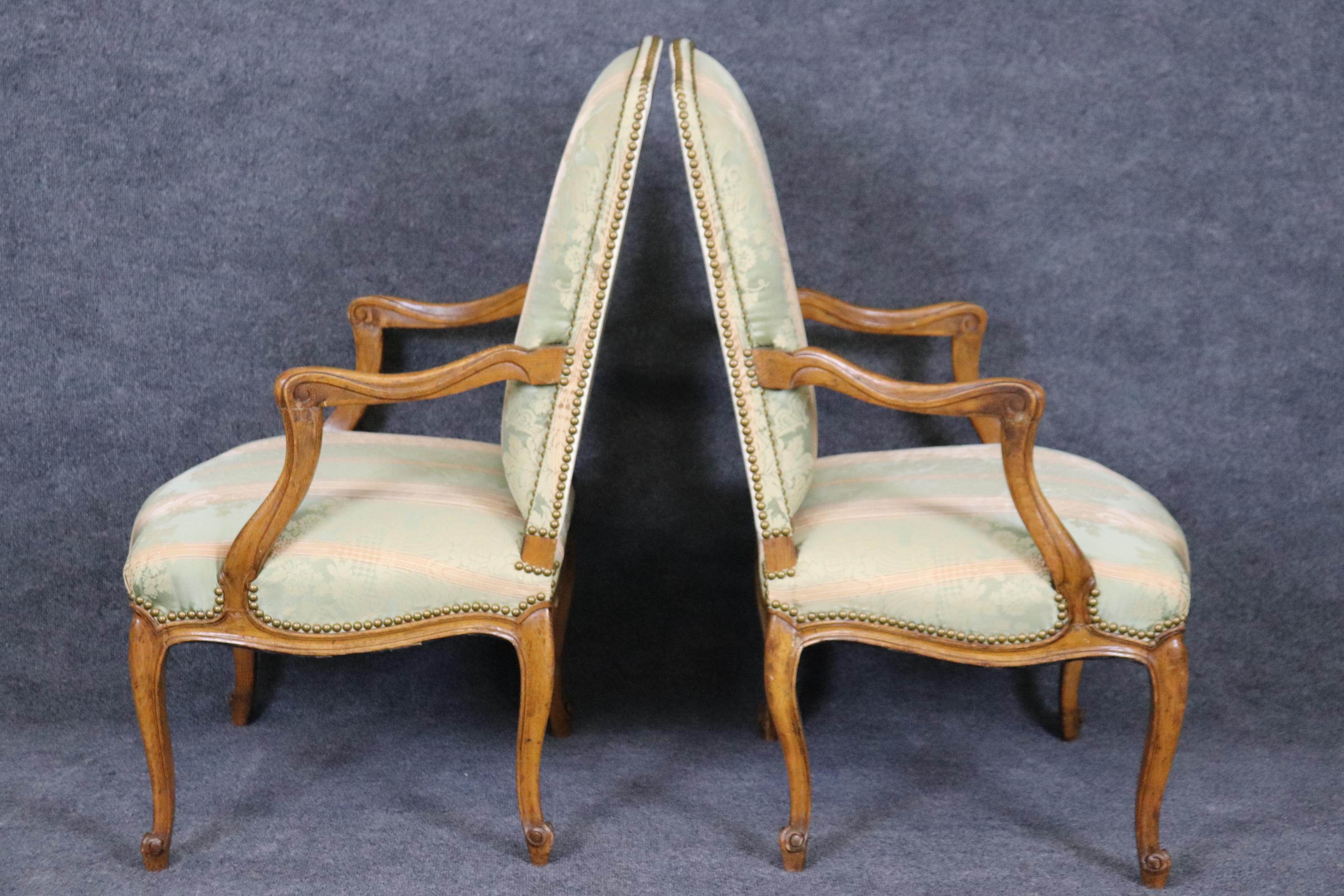 Gorgeous Pair Silk Damask Upholstered French Louis XV Style Armchairs   In Good Condition For Sale In Swedesboro, NJ