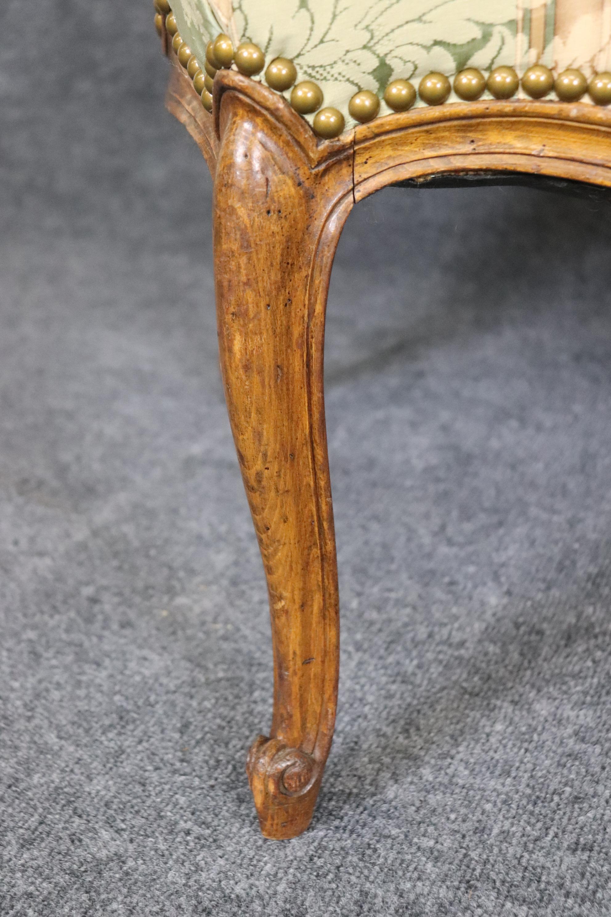 Magnifique paire de fauteuils français de style Louis XV tapissés de damas de soie   en vente 1