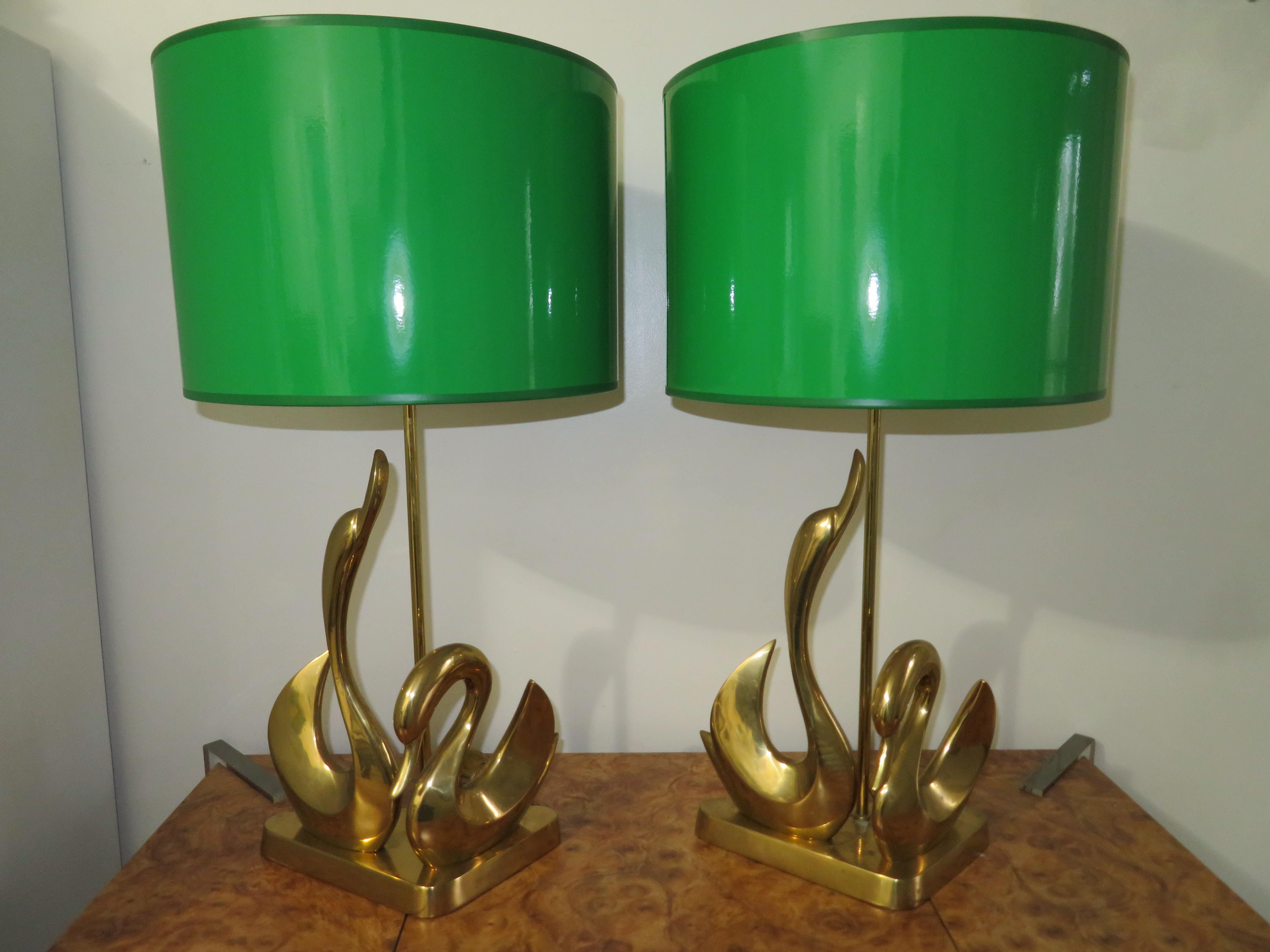 Superbe paire de lampes Swan en laiton massif de style moderne du milieu du siècle dernier en vente 8