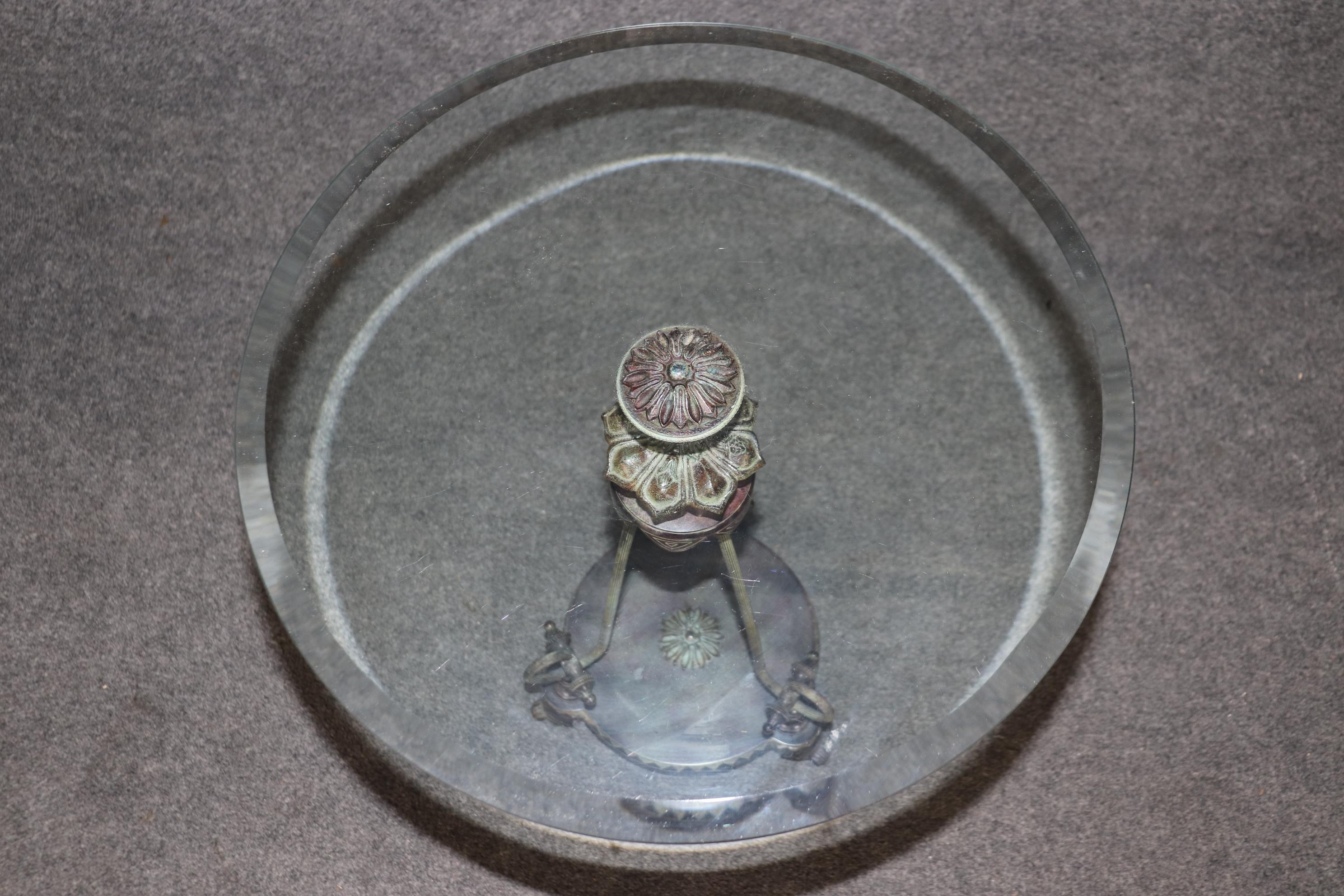 Dies ist ein wunderschönes Set aus Bronze und Glasplatte Gueridons oder Endtische. Sie haben eine leichte optische Wirkung und eine wunderschöne patinierte Bronze in Verdi grüner Ausführung. Sie sind in gutem Zustand mit minimalen Anzeichen von