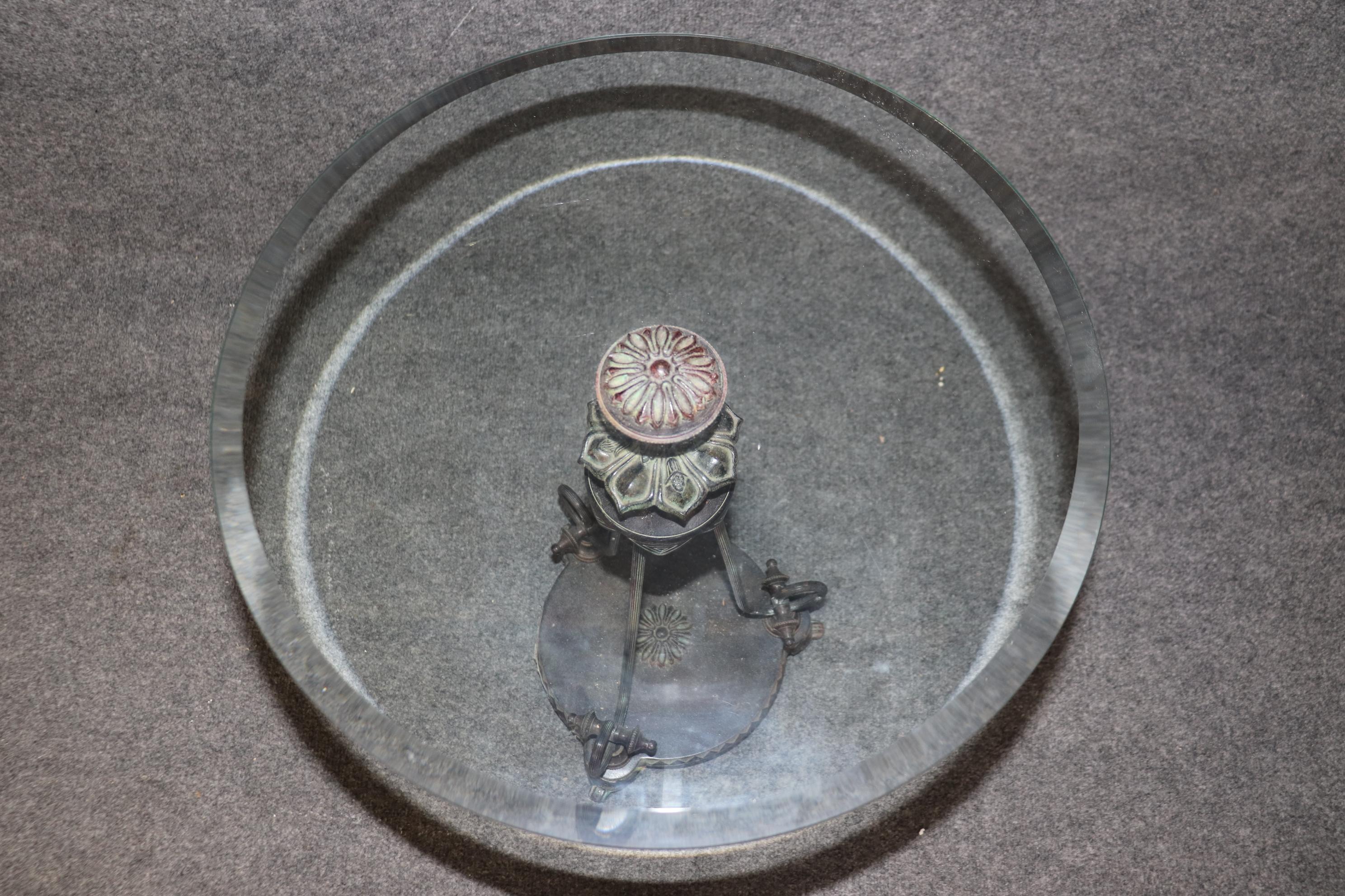 Wunderschönes Paar kreisförmige neoklassizistische italienische Gueridons-Tische aus Verdi Gris Bronze (Neoklassisches Revival) im Angebot