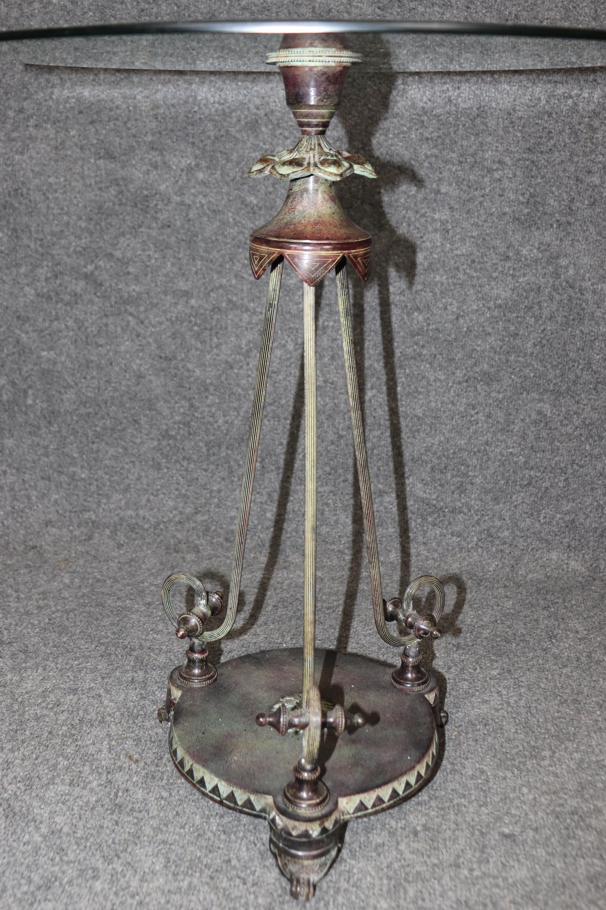 Wunderschönes Paar kreisförmige neoklassizistische italienische Gueridons-Tische aus Verdi Gris Bronze (Italienisch) im Angebot