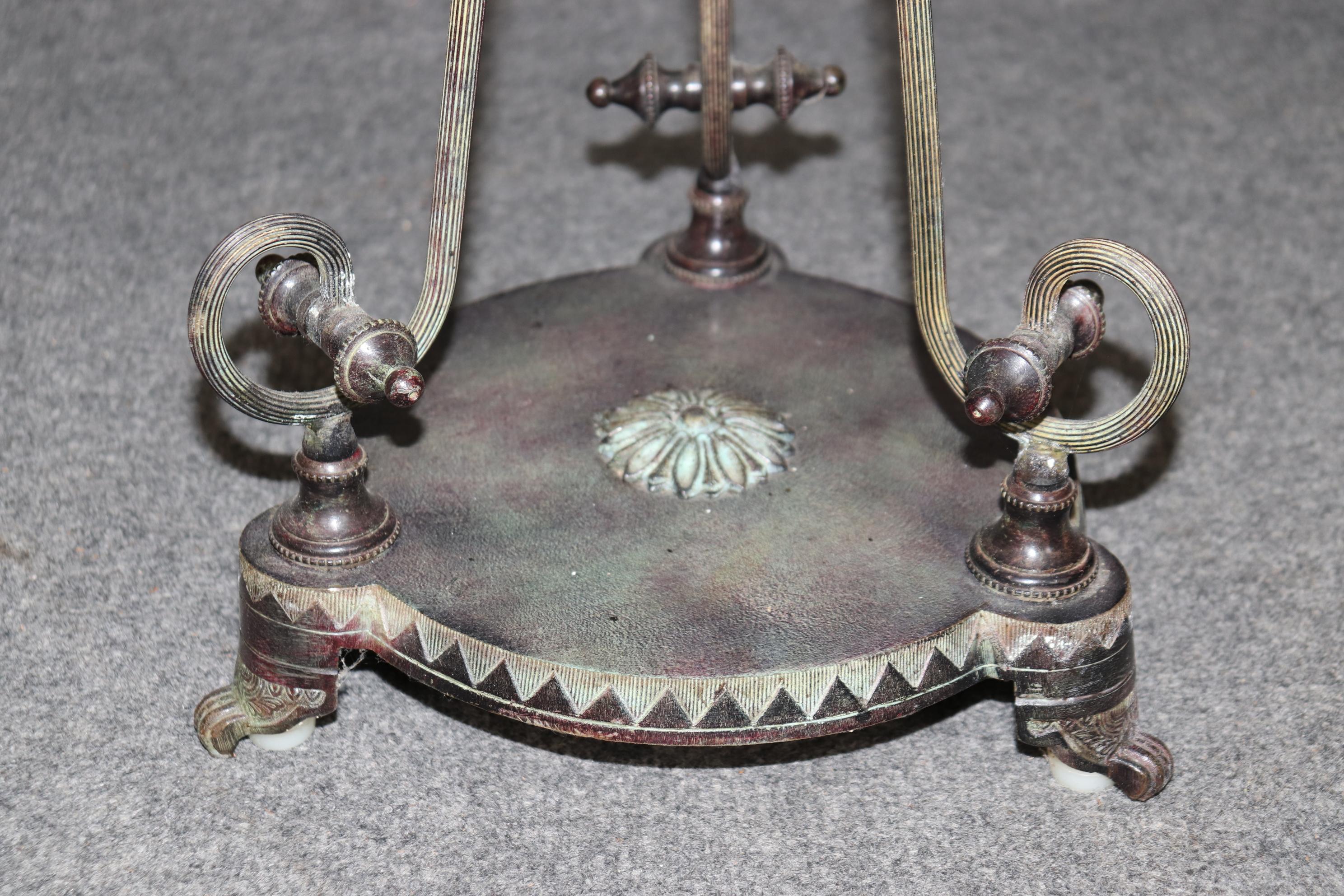 Wunderschönes Paar kreisförmige neoklassizistische italienische Gueridons-Tische aus Verdi Gris Bronze im Zustand „Gut“ im Angebot in Swedesboro, NJ