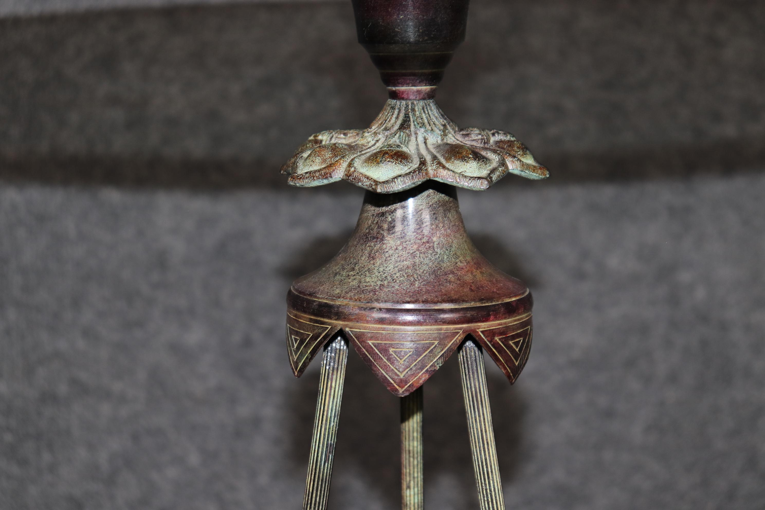 Wunderschönes Paar kreisförmige neoklassizistische italienische Gueridons-Tische aus Verdi Gris Bronze (Mitte des 20. Jahrhunderts) im Angebot
