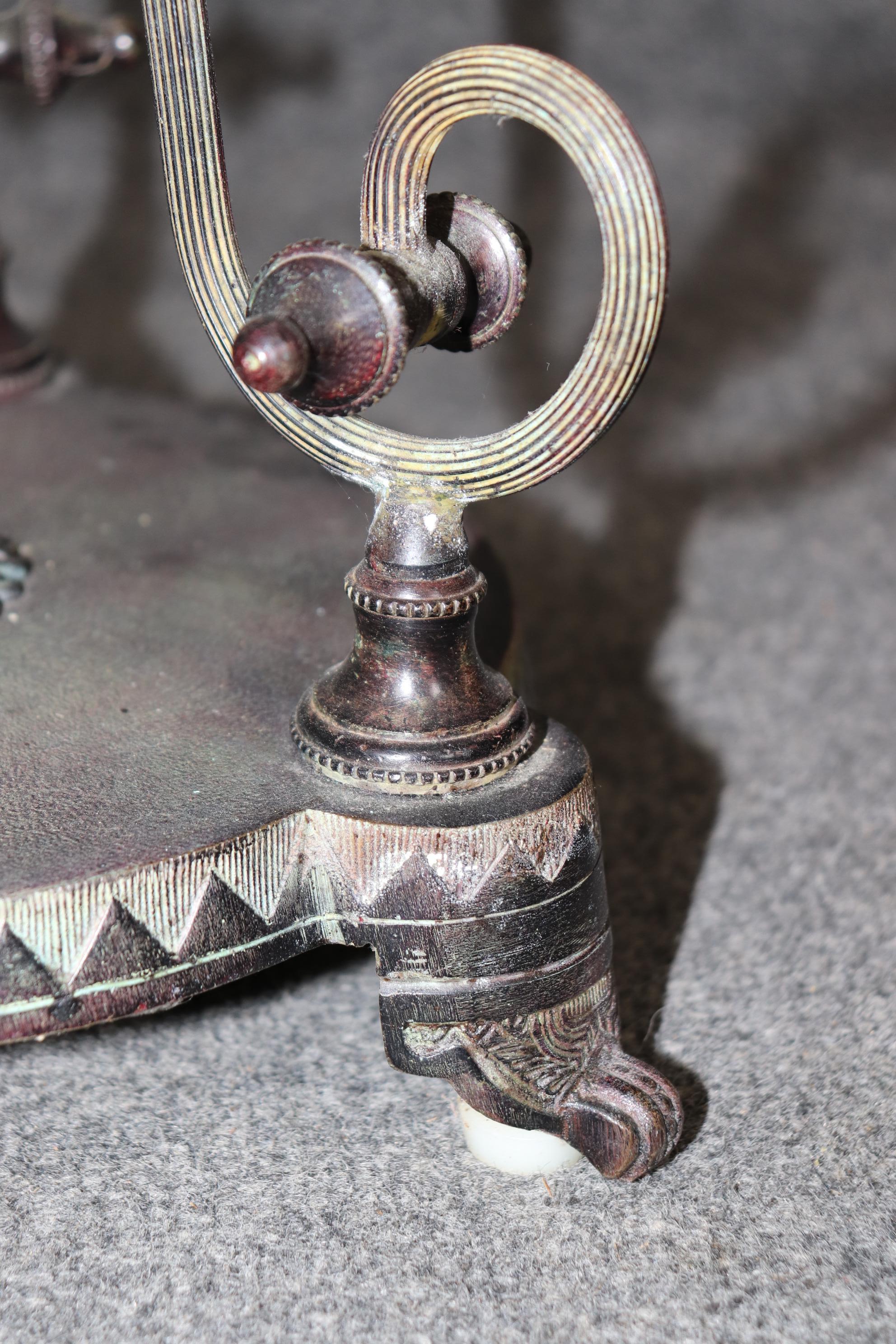 Wunderschönes Paar kreisförmige neoklassizistische italienische Gueridons-Tische aus Verdi Gris Bronze im Angebot 2