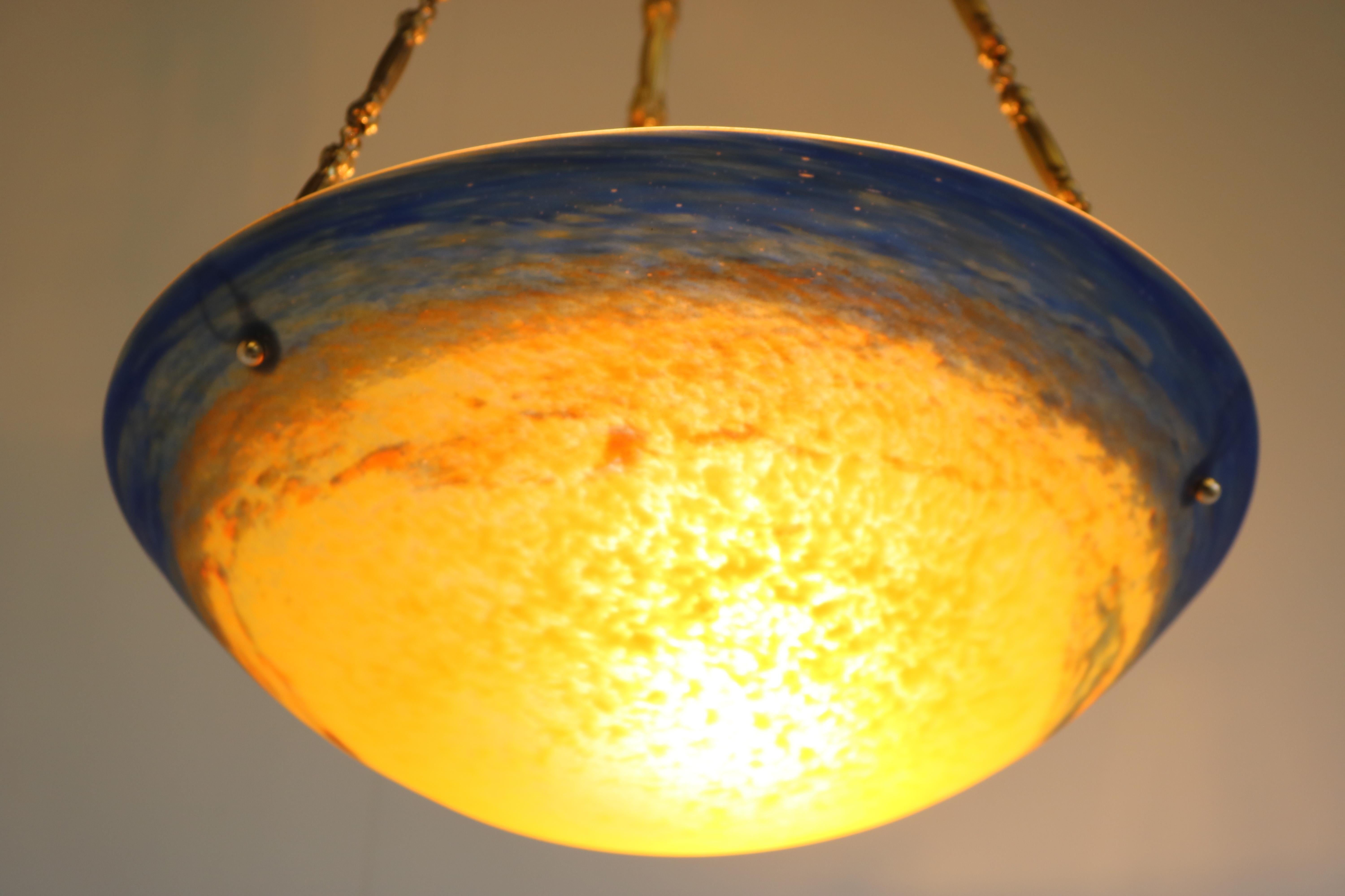 Wunderschöner pate de verre degue-Kronleuchter aus antiker französischer Bronze im Art nouveau-Stil  (Handgefertigt) im Angebot