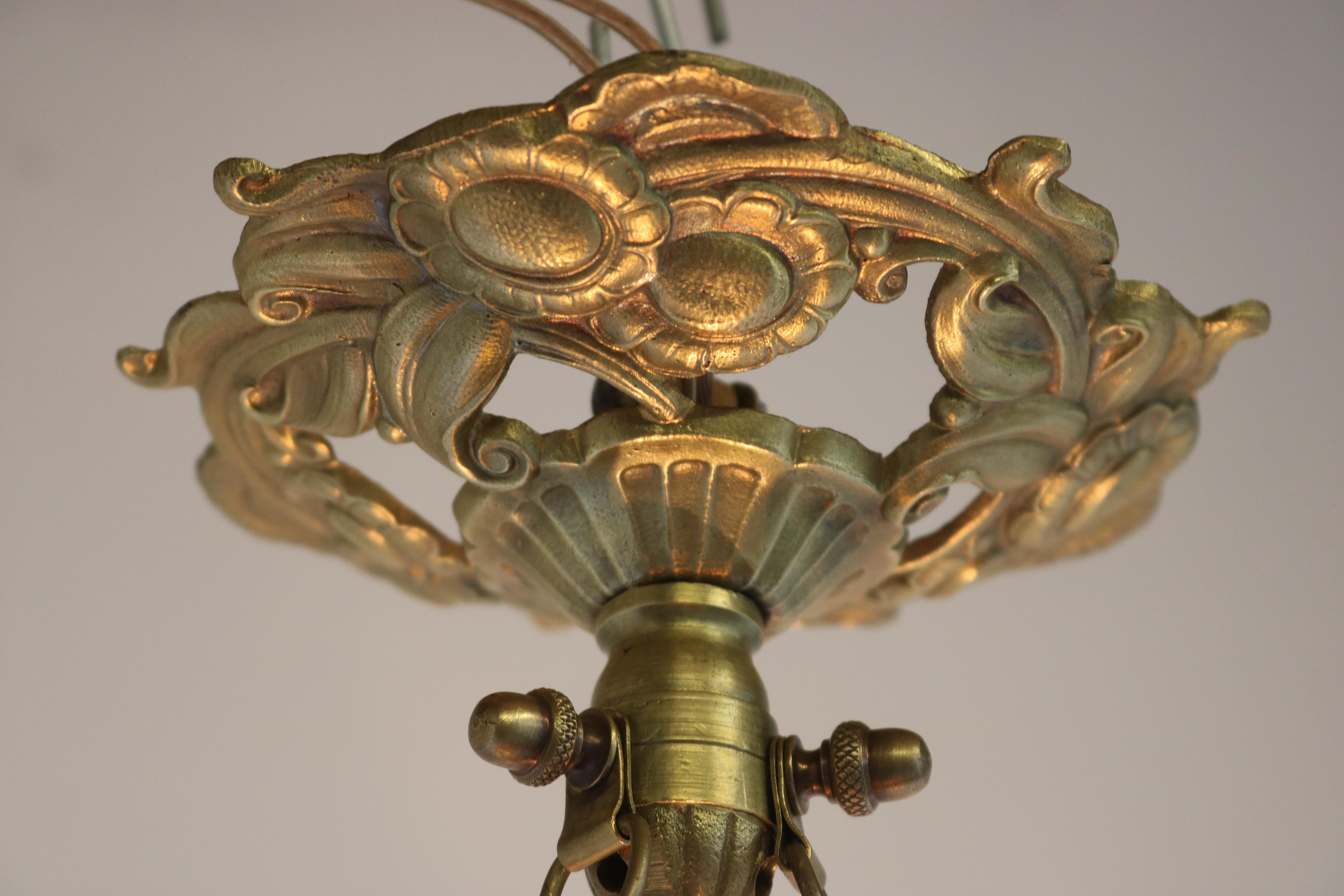 Wunderschöner pate de verre degue-Kronleuchter aus antiker französischer Bronze im Art nouveau-Stil  im Zustand „Gut“ im Angebot in Ijzendijke, NL