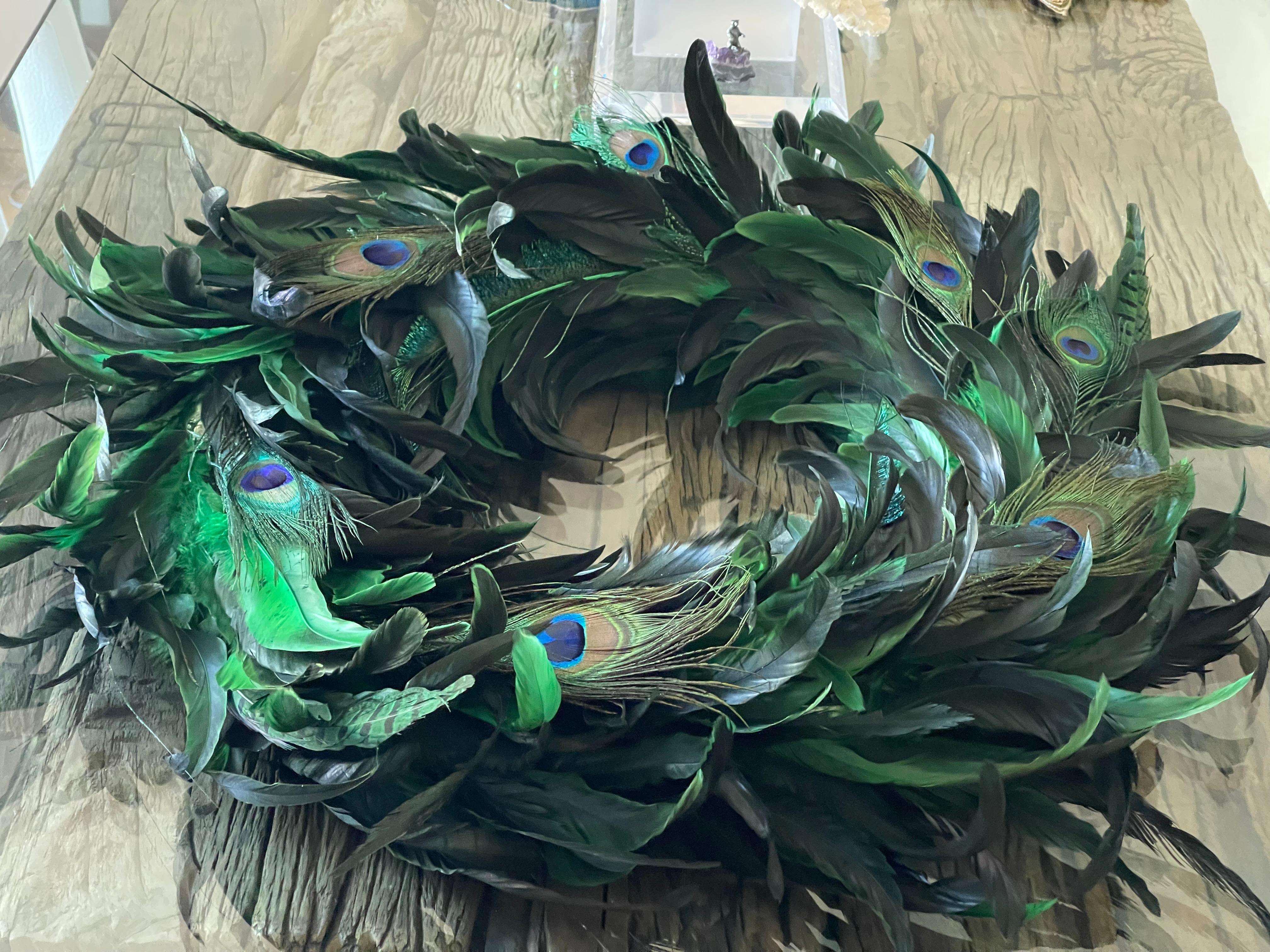 Preciosa corona festiva de plumas de pavo real.