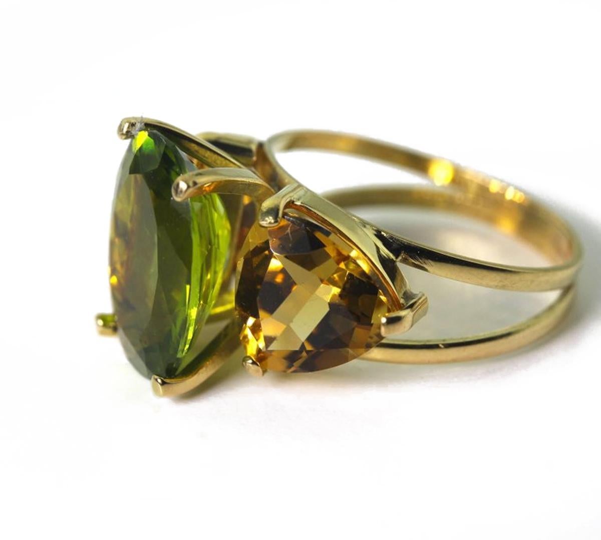 AJD Spectacular Intense 6 Ct Peridot & 5 Ct Citrine 18Kt Yellow Gold Ring In New Condition In Raleigh, NC