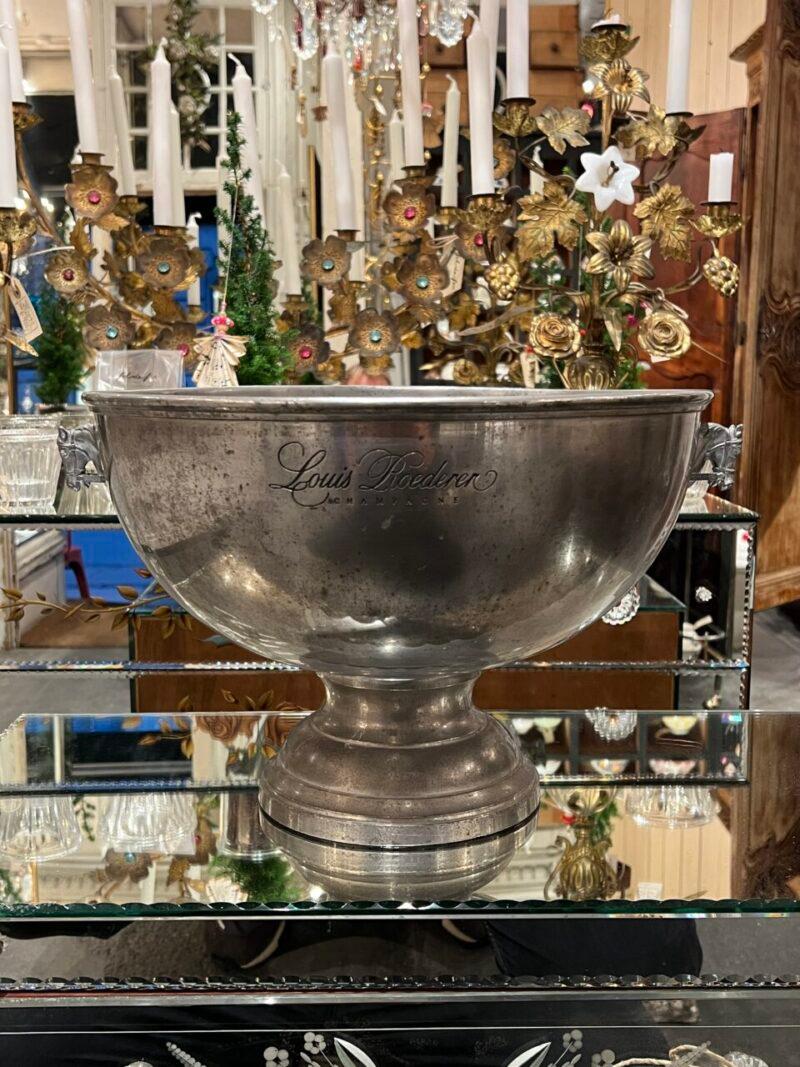 Seltener und deshalb gesuchter schalenförmiger Champagnerkühler / Eimer, Grande Champagnerkühler aus Zinn  aus den 1930er Jahren, mit eingravierter Champagnermarke Louis Roederer an der Seite.

Fantastische Patina und äußerst charmant Pferdeköpfe