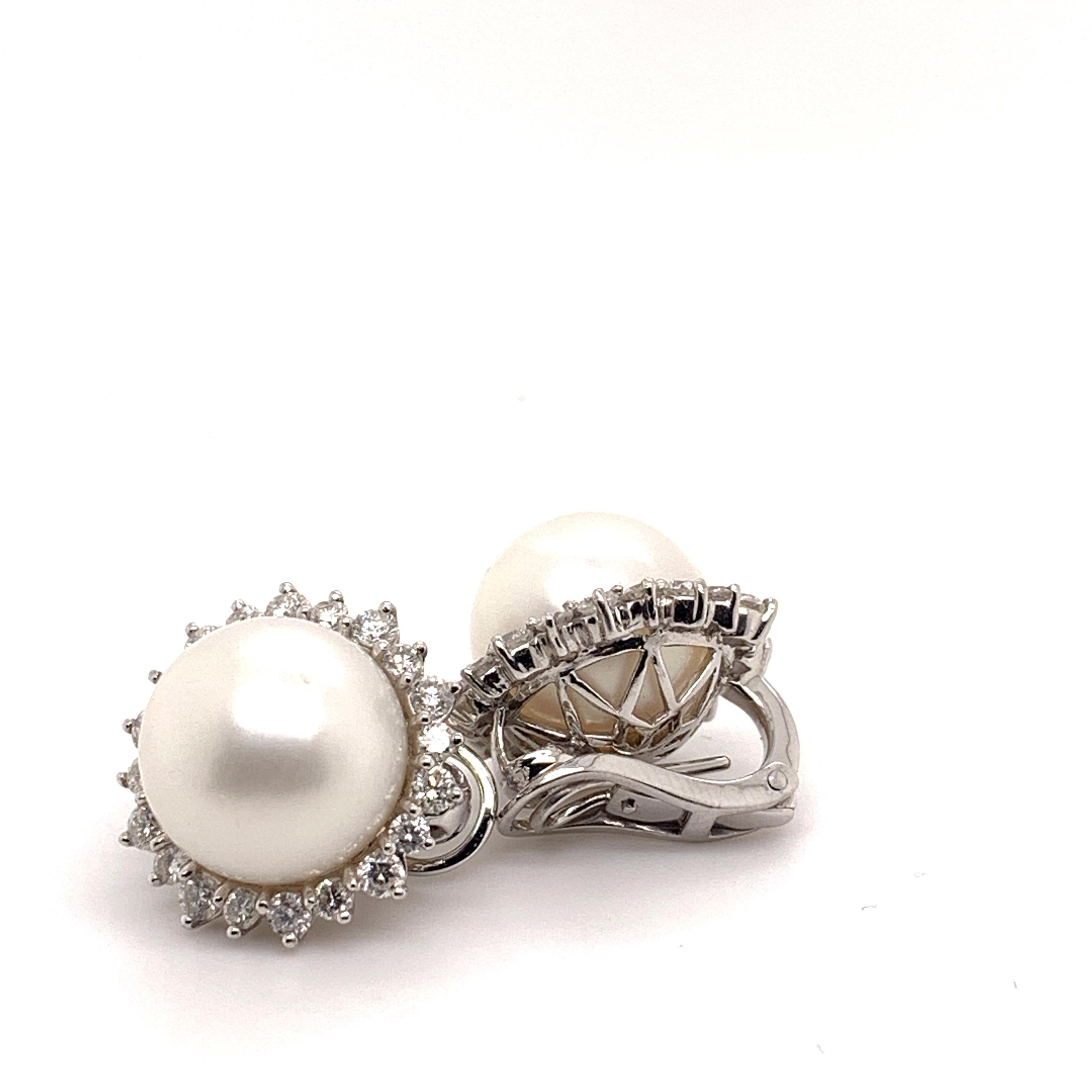 2,61 Karat Diamanten und Perlen Platin-Ohrringe

Sophia D von Joseph Dardashti LTD ist seit 35 Jahren weltweit bekannt und lässt sich vom klassischen Art-Déco-Design inspirieren, das mit modernen Fertigungstechniken verschmilzt.
