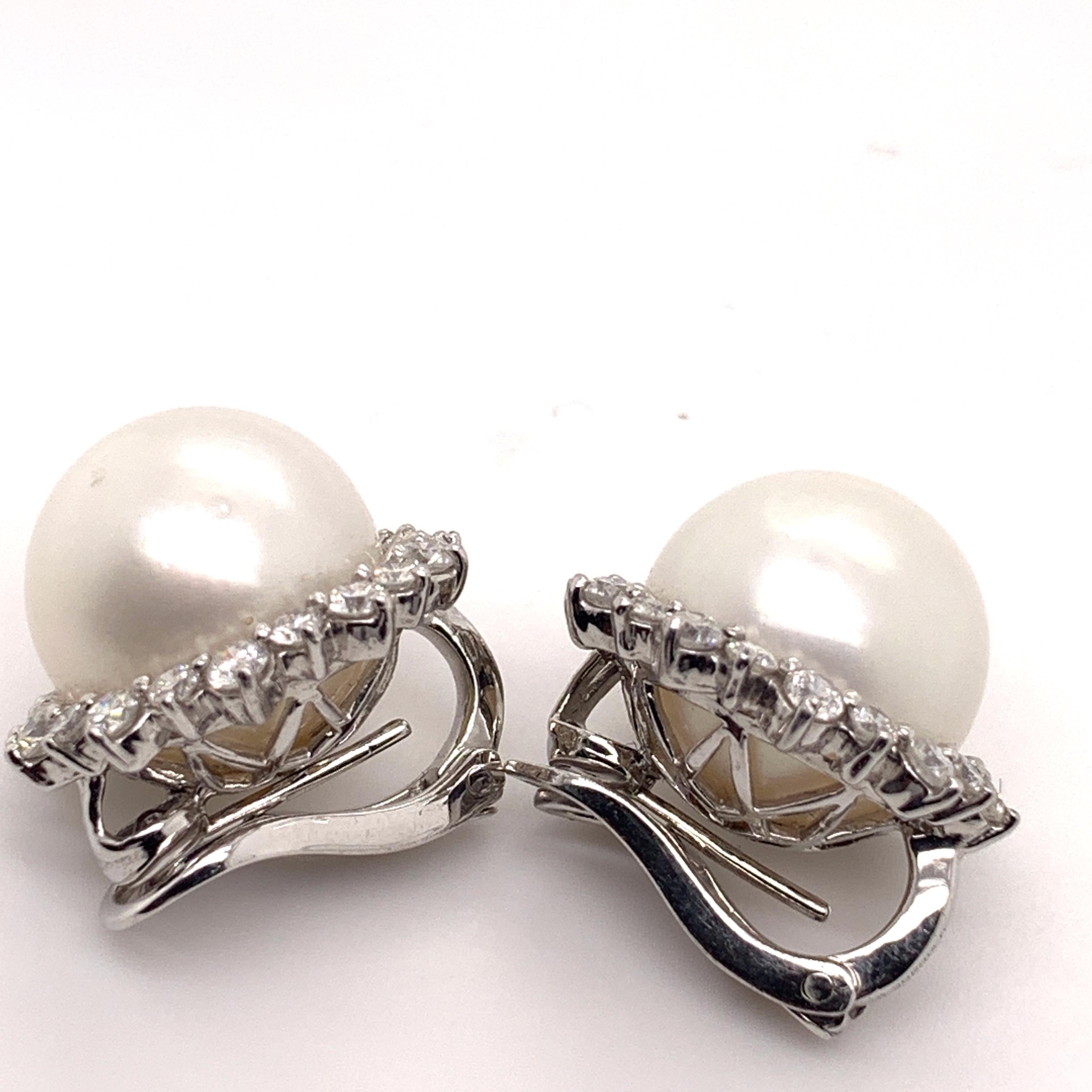 Taille ronde Boucles d'oreilles Sophia D en platine avec diamants de 2,61 carats en vente