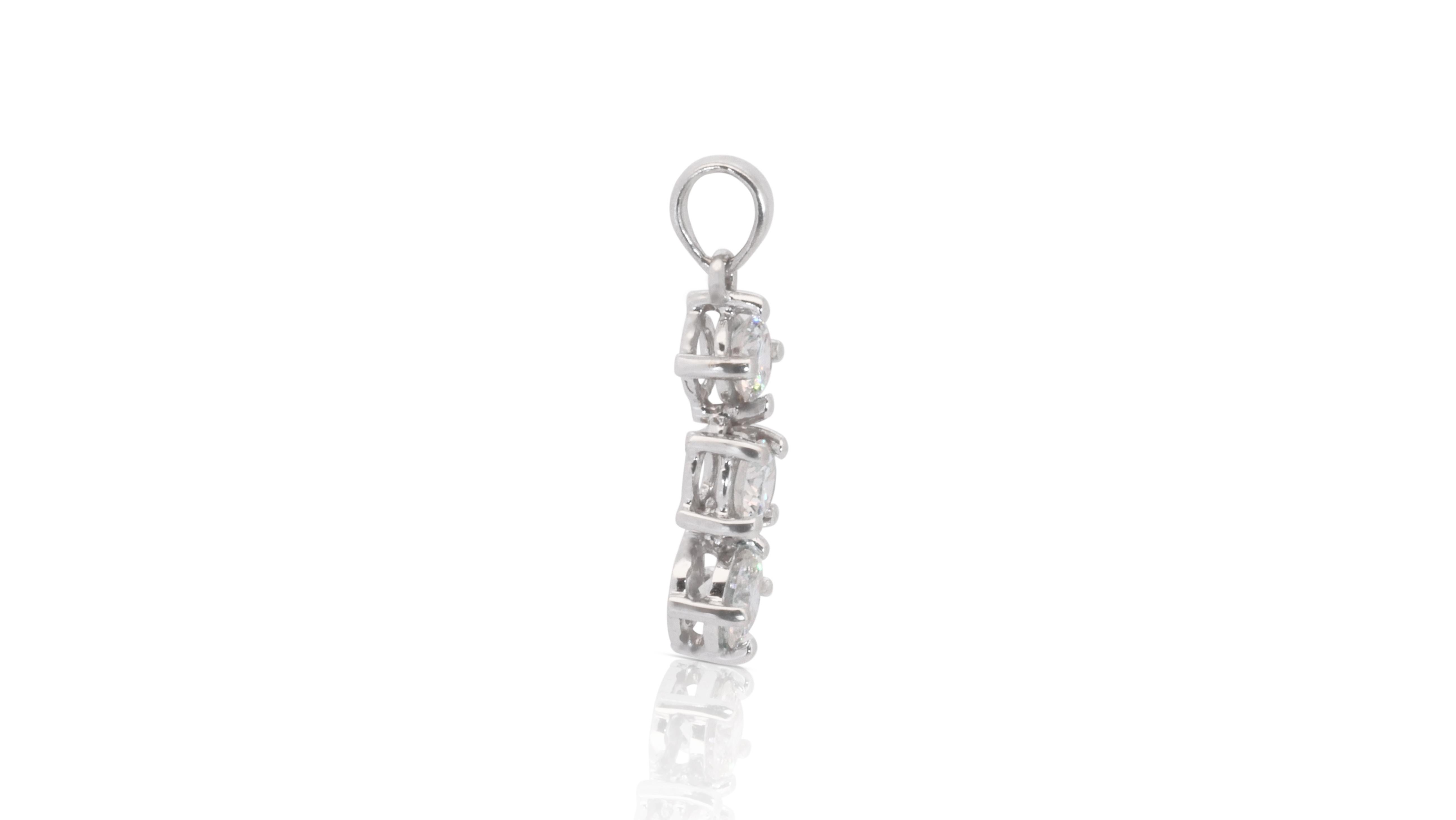 Magnifique pendentif en platine à 3 pierres avec diamants naturels de 0,52 carat Excellent état - En vente à רמת גן, IL