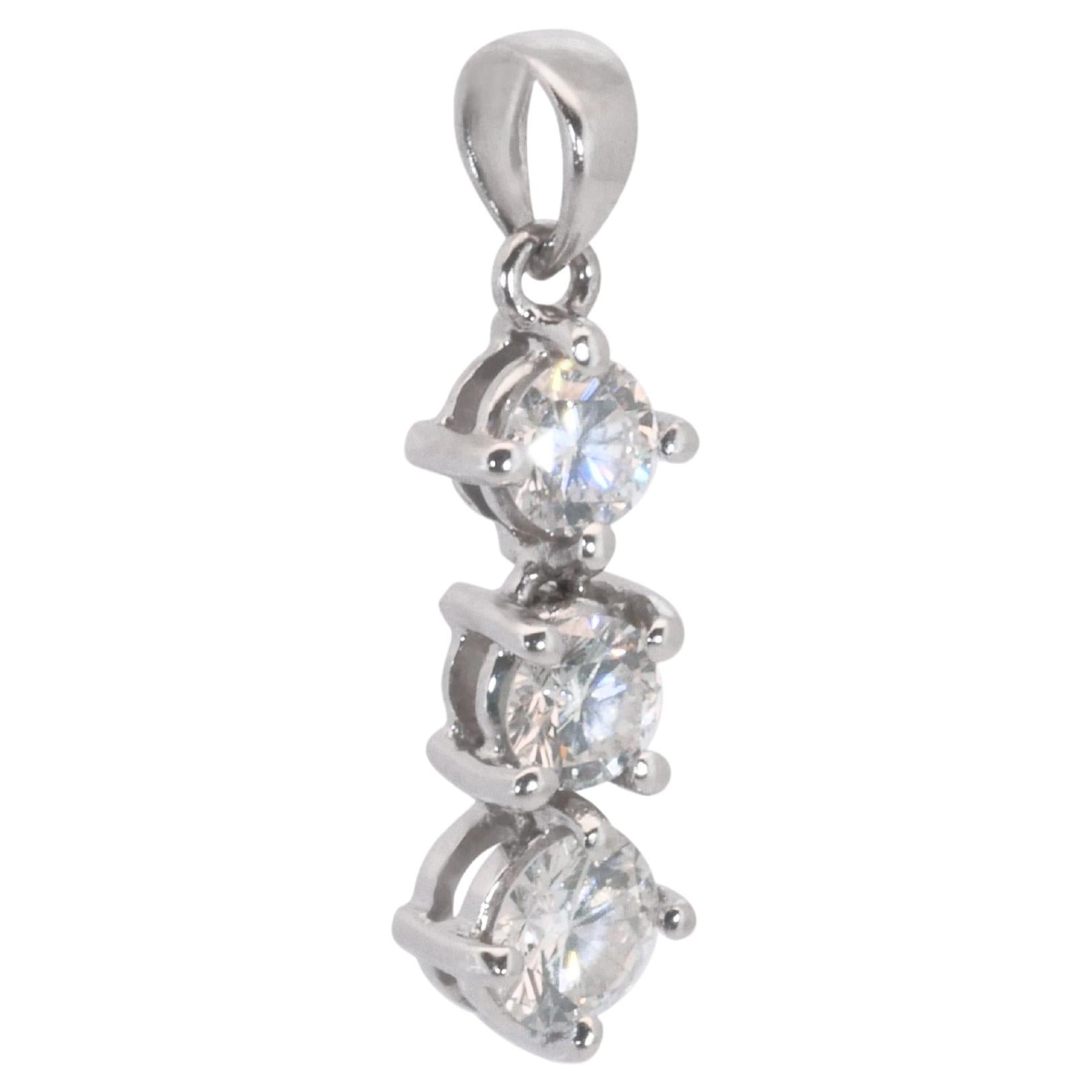 Magnifique pendentif en platine à 3 pierres avec diamants naturels de 0,52 carat en vente