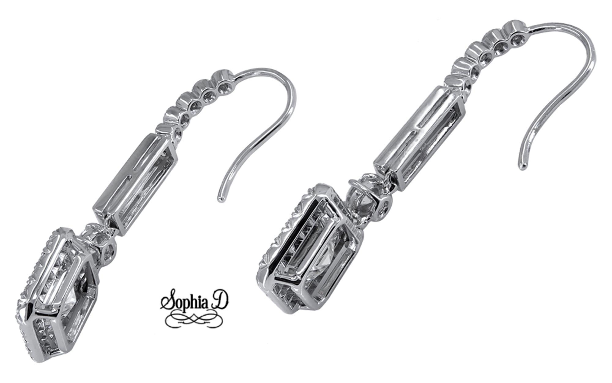 Magnifiques boucles d'oreilles serties de diamants en platine par Sophia D. Elles présentent un diamant central de 3,88 carats, des diamants de taille carrée pesant 2,36 carats, des diamants de taille baguette pesant 0,61 carat et des diamants ronds