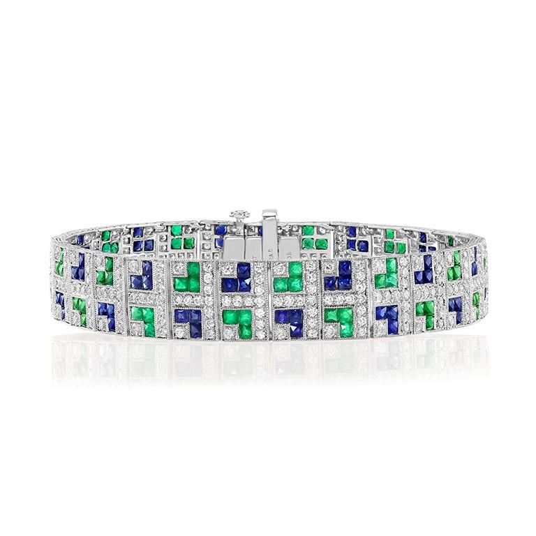 Ce bracelet en platine d'inspiration Art déco met en valeur un saphir de 4,58 carats et une magnifique émeraude de 3,56 carats.  diamants ronds de taille brillant d'un poids total de 4,20 carats. 

Sophia D by Joseph Dardashti Ltd est connue dans le