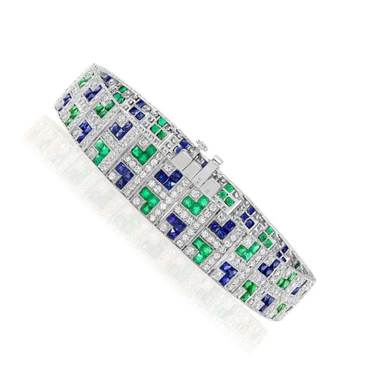 Taille ronde Bracelet Art déco Sophia D. en platine avec saphir, émeraude et diamant.  en vente