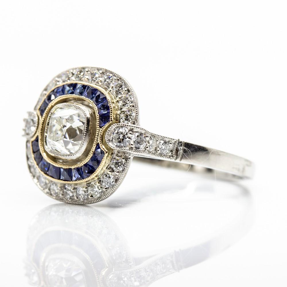 Gorgeous Platinum Diamonds and Sapphires Ring In Excellent Condition For Sale In Miami, FL