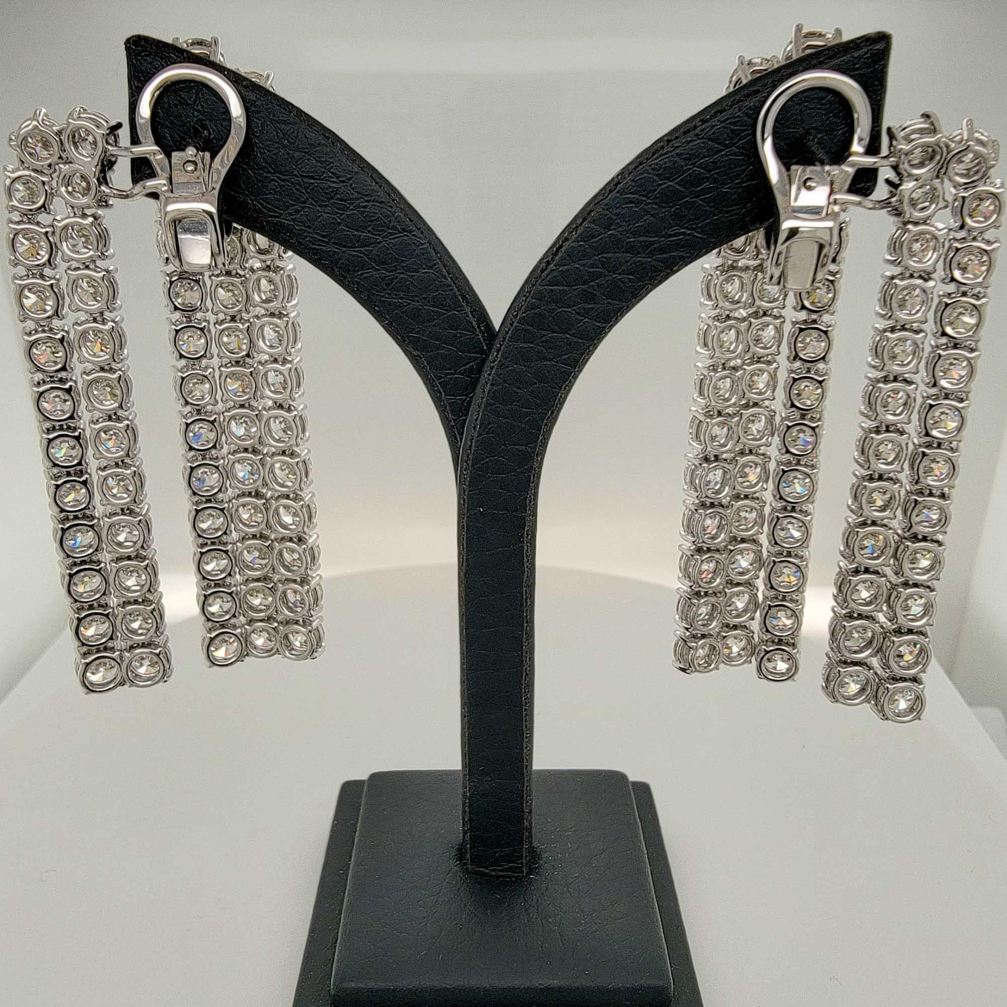 Boucles d'oreilles pendantes en diamant par Sophia D en monture platine avec des diamants ronds pesant un total de 29,88 carats.

La longueur des boucles d'oreilles est d'environ 2,3
