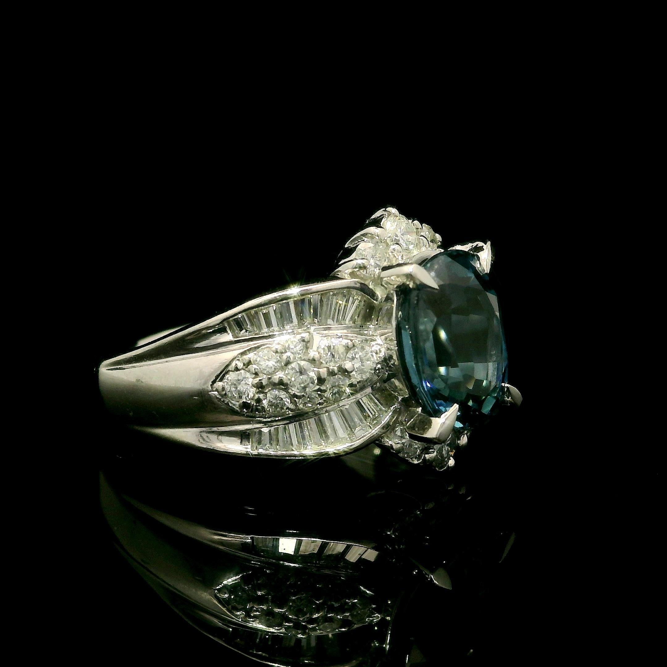 Gorgeous Platinum GIA 3.71ctw Oval Blue Clean Brilliant Sapphire & Diamond Ring Pour femmes en vente