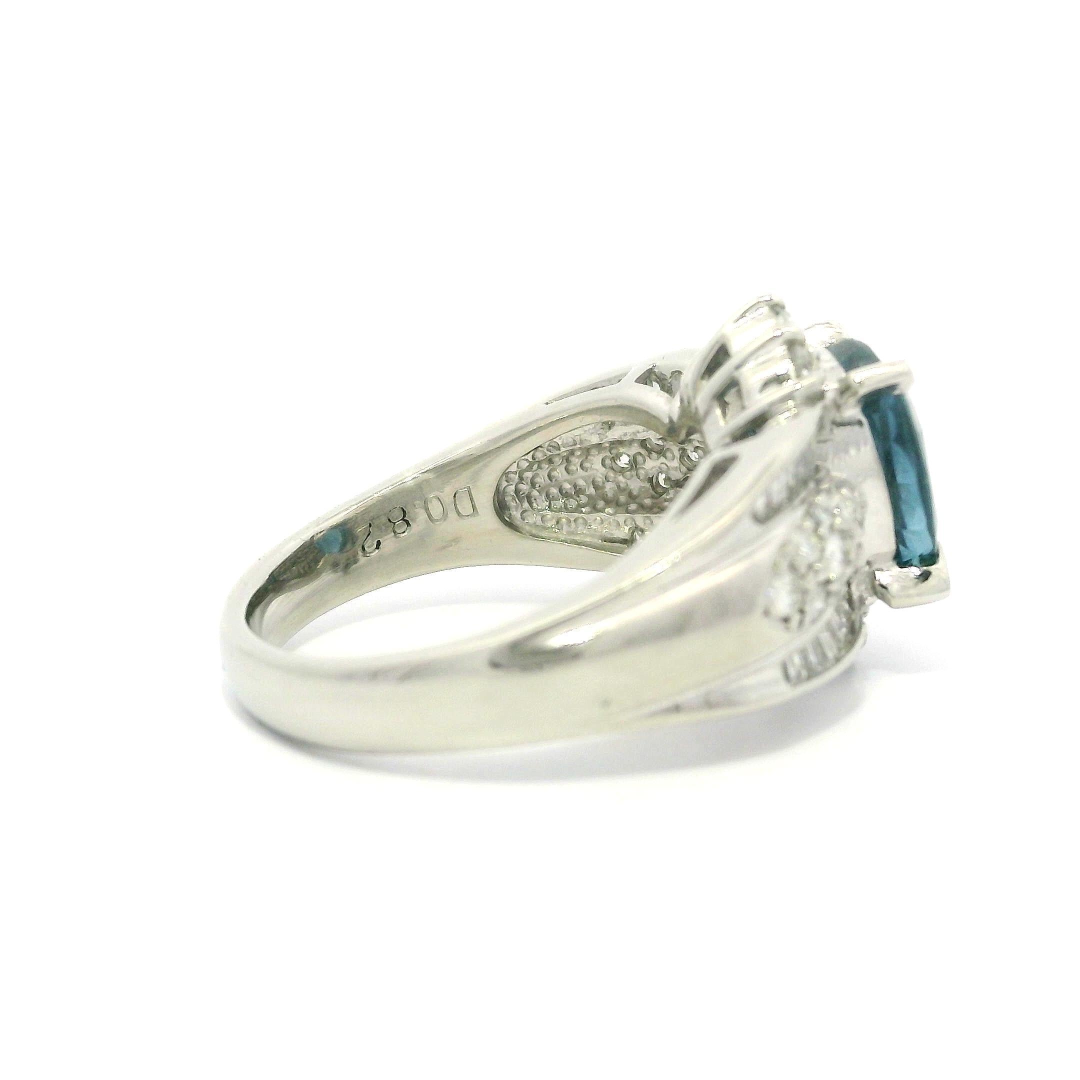 Gorgeous Platinum GIA 3.71ctw Oval Blue Clean Brilliant Sapphire & Diamond Ring en vente 4