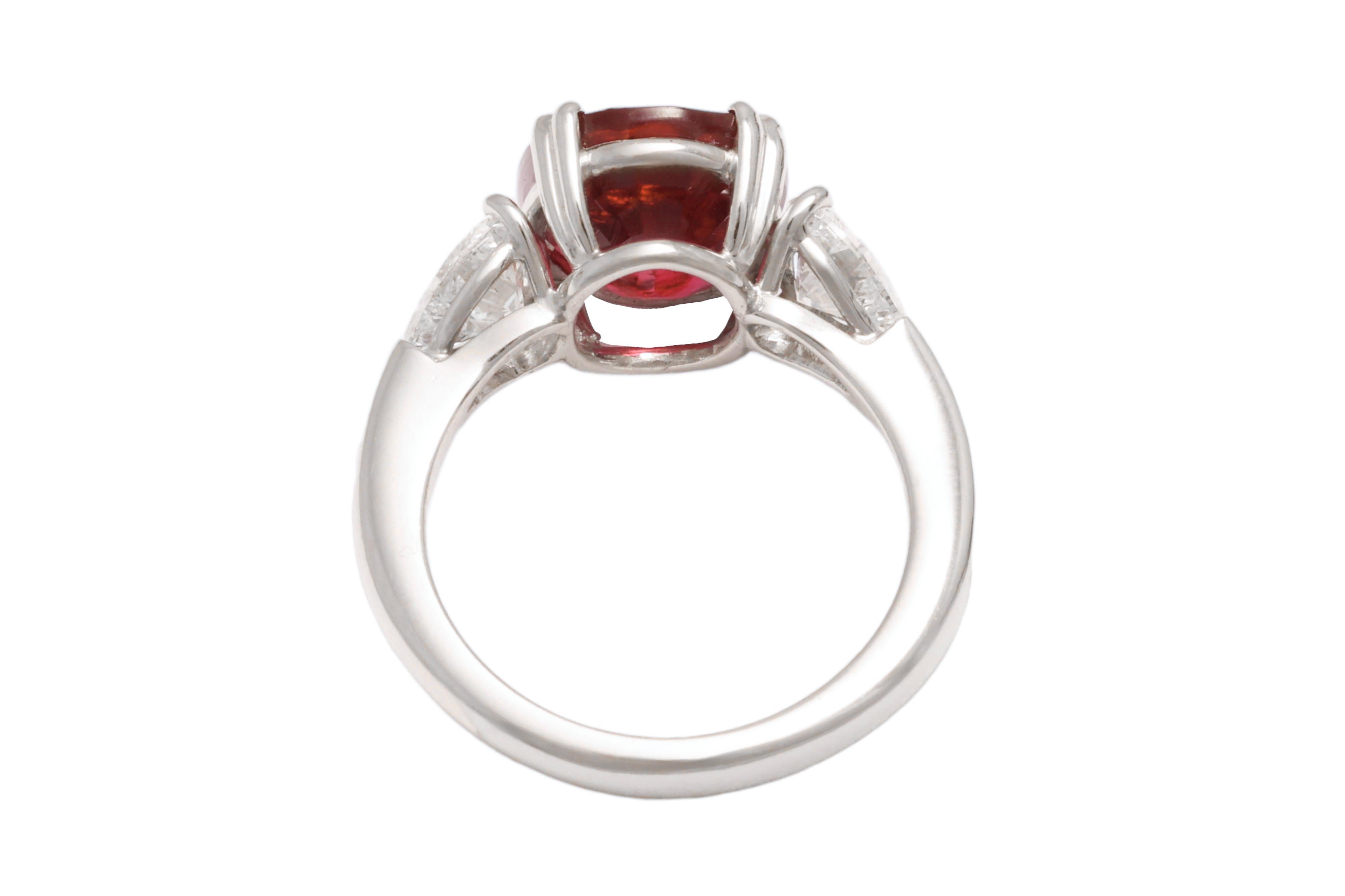 Gorgeous Platinum Ring with Vivid Red 5.53 Ct Ruby & 1.5 Ct Heart Shape Diamond In New Condition For Sale In Antwerp, BE
