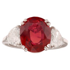 Magnifique bague en platine avec un rubis rouge vif de 5,53 ct et un diamant en forme de cœur de 1,5 ct