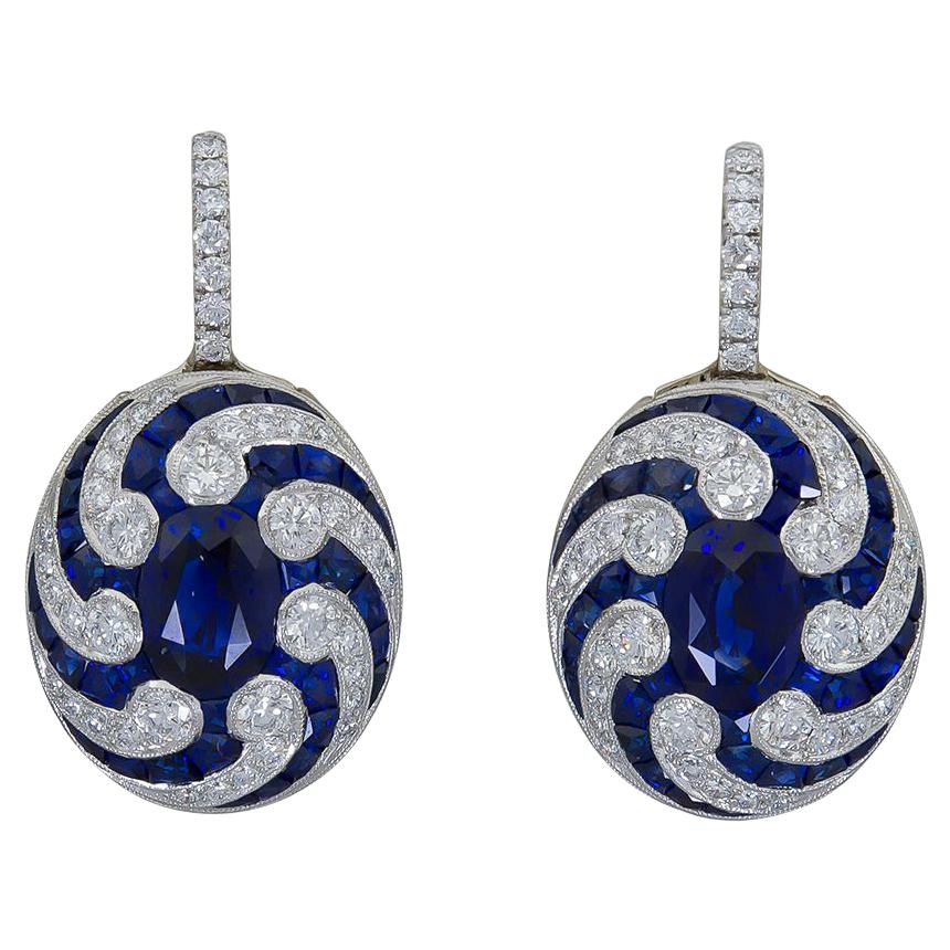 Sophia D Boucles d'oreilles Art déco en platine avec saphir bleu et diamants en vente