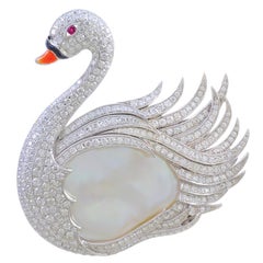 Broche cygne Sophia en perles, corail et diamants de 4,60 carats